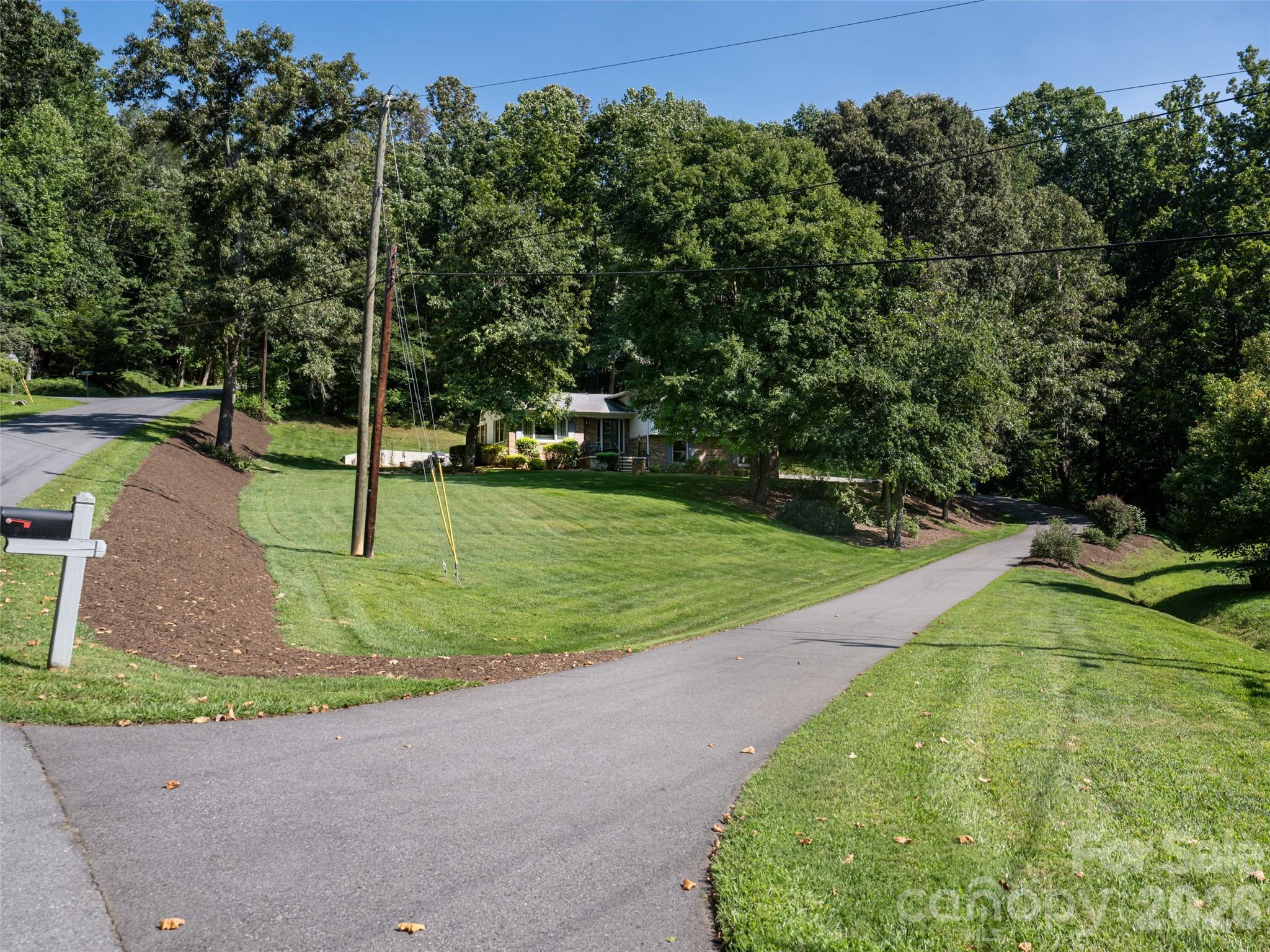 1 Morris Drive — Weaverville