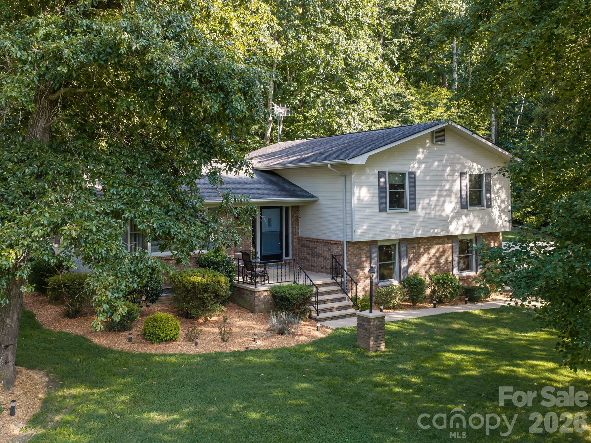 1 Morris Drive — Weaverville