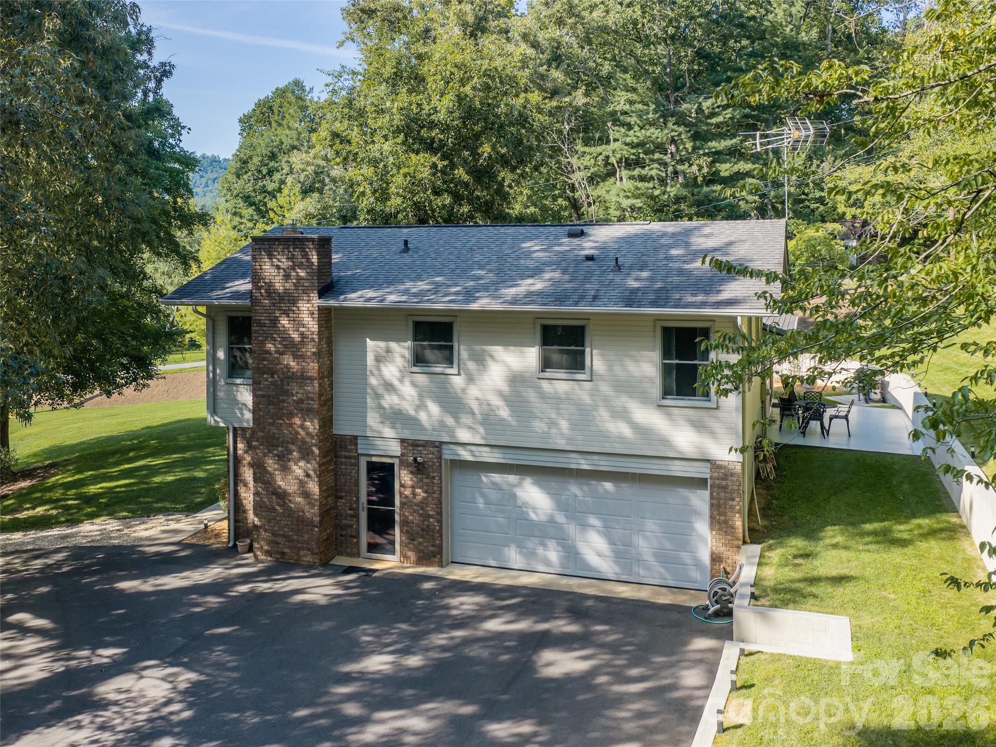 1 Morris Drive — Weaverville