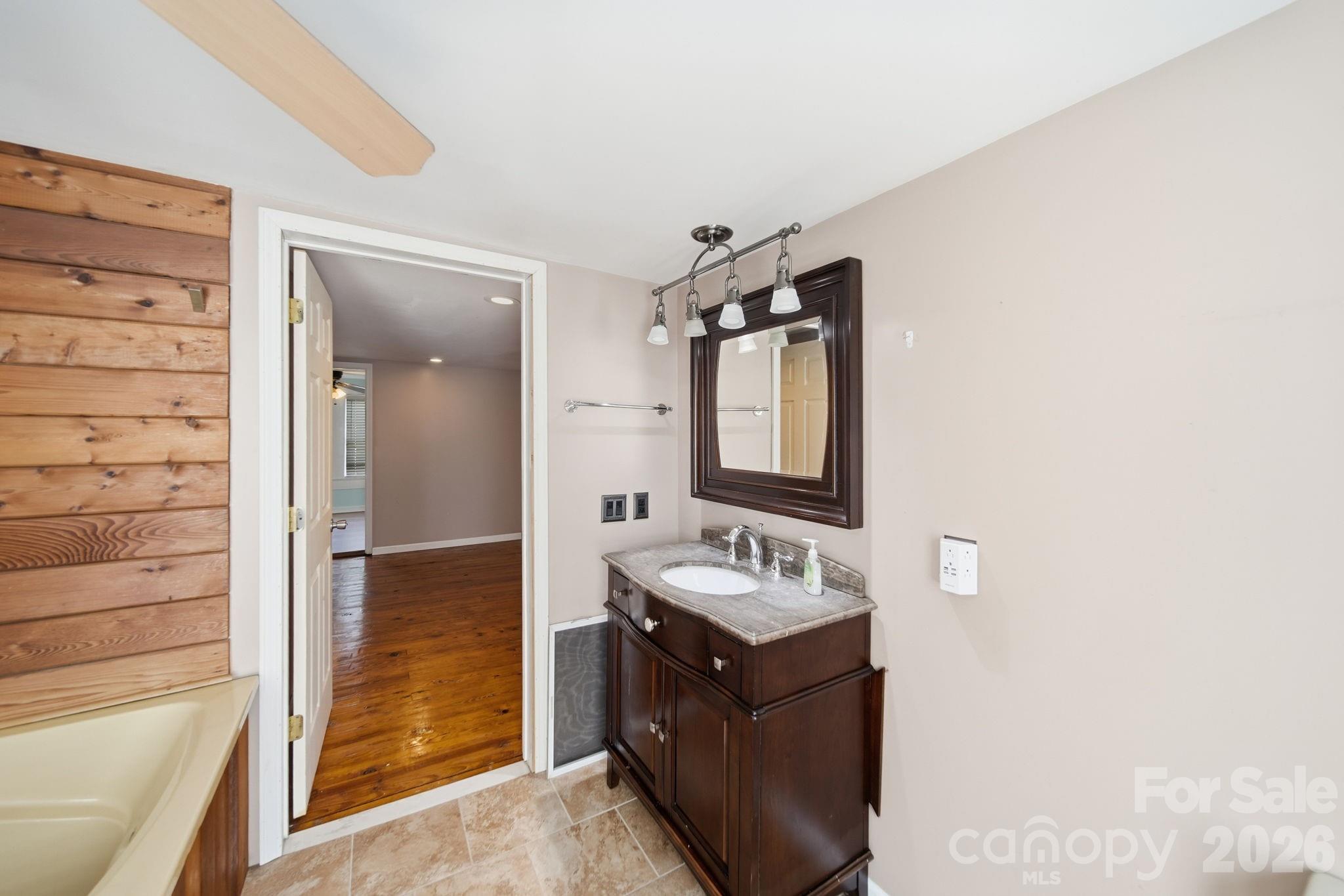101 W Raleigh Street — Stanfield