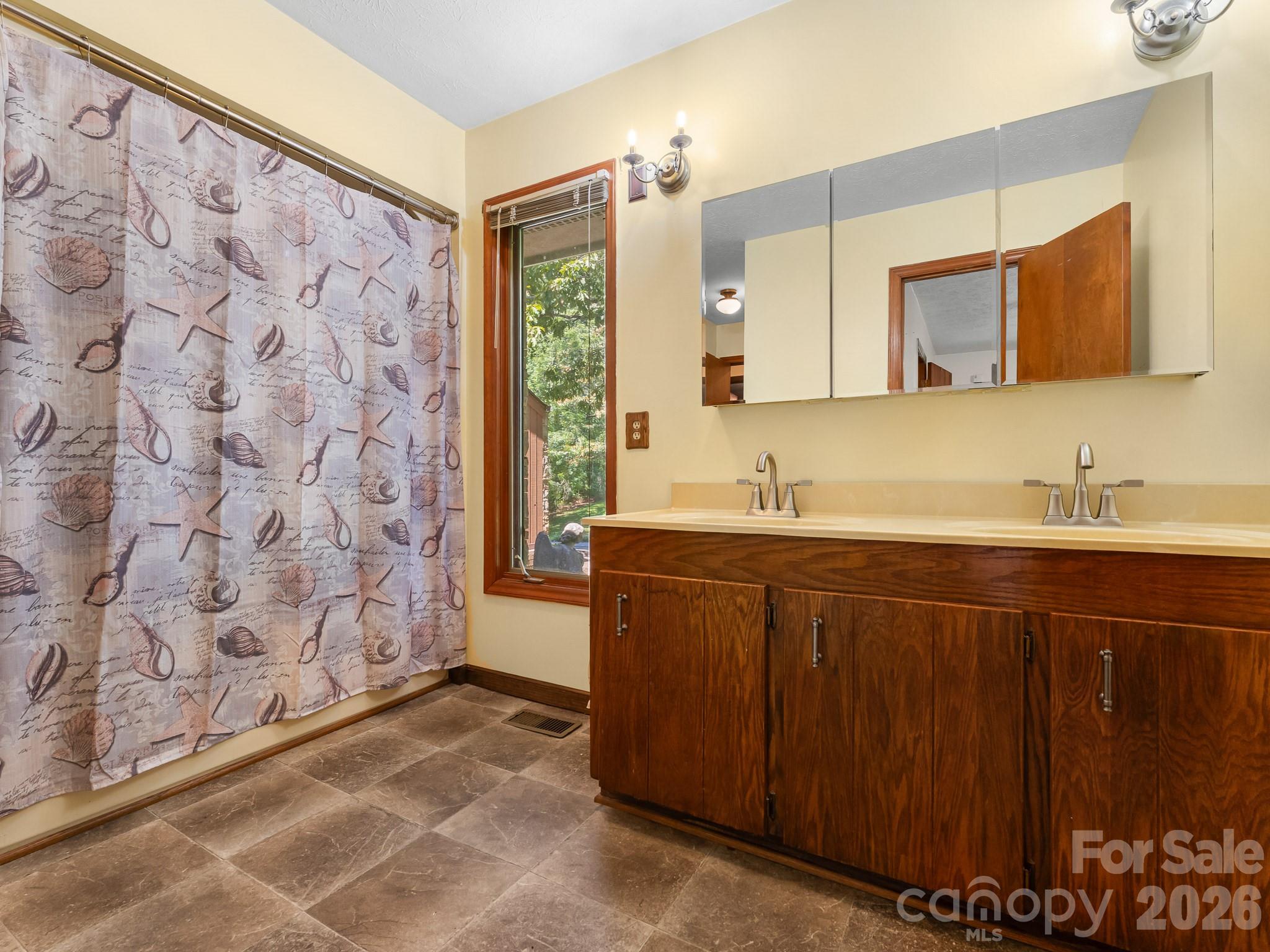 40 Country Bear Lane — Flat Rock