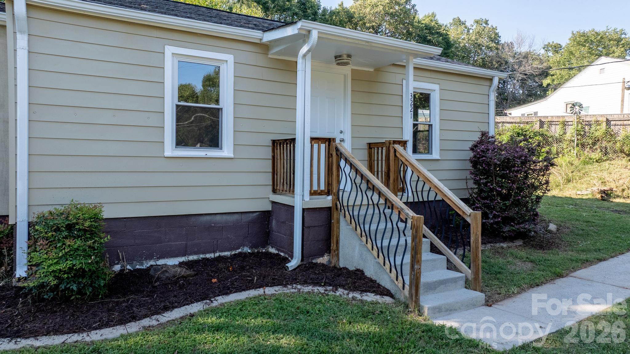 3221 1st Avenue Drive SE — Conover