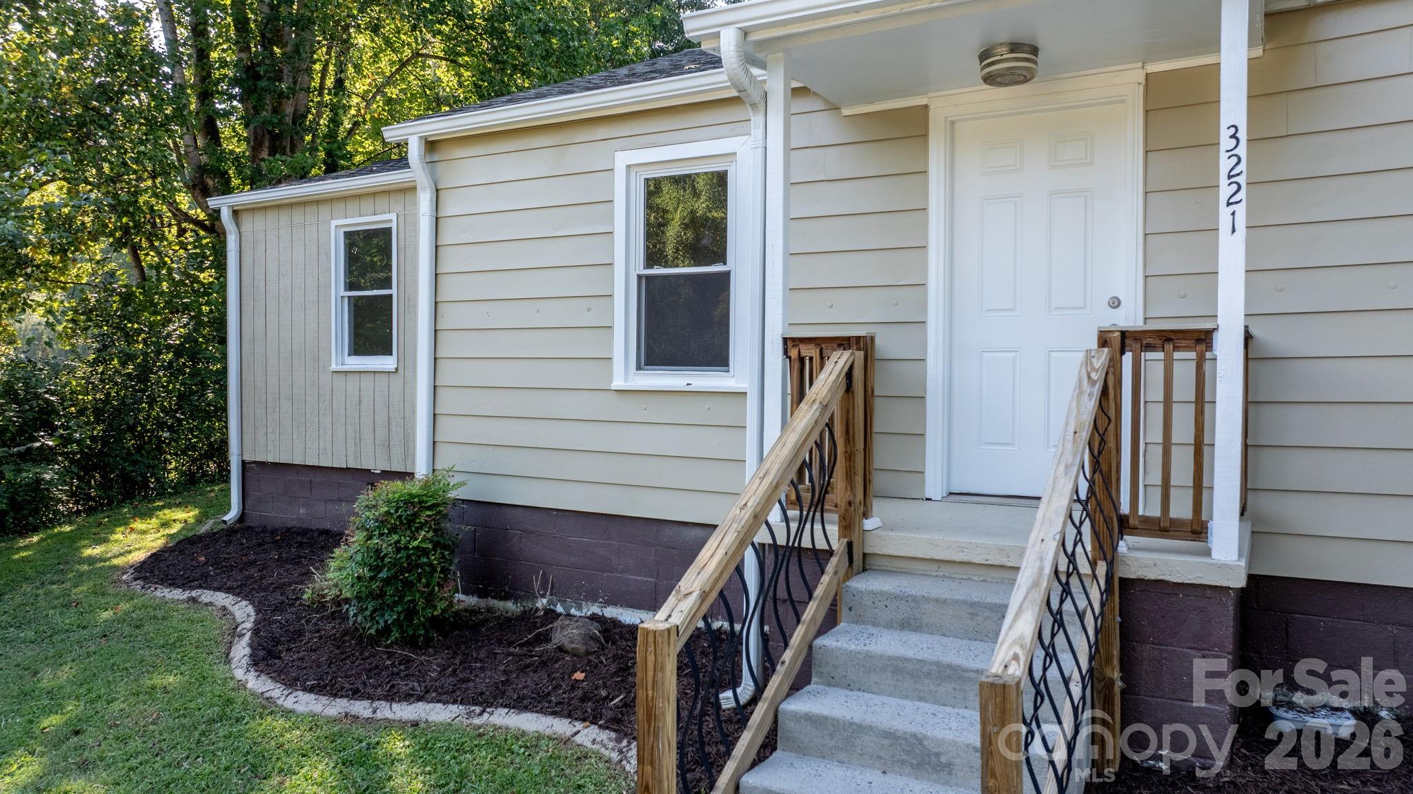 3221 1st Avenue Drive SE — Conover