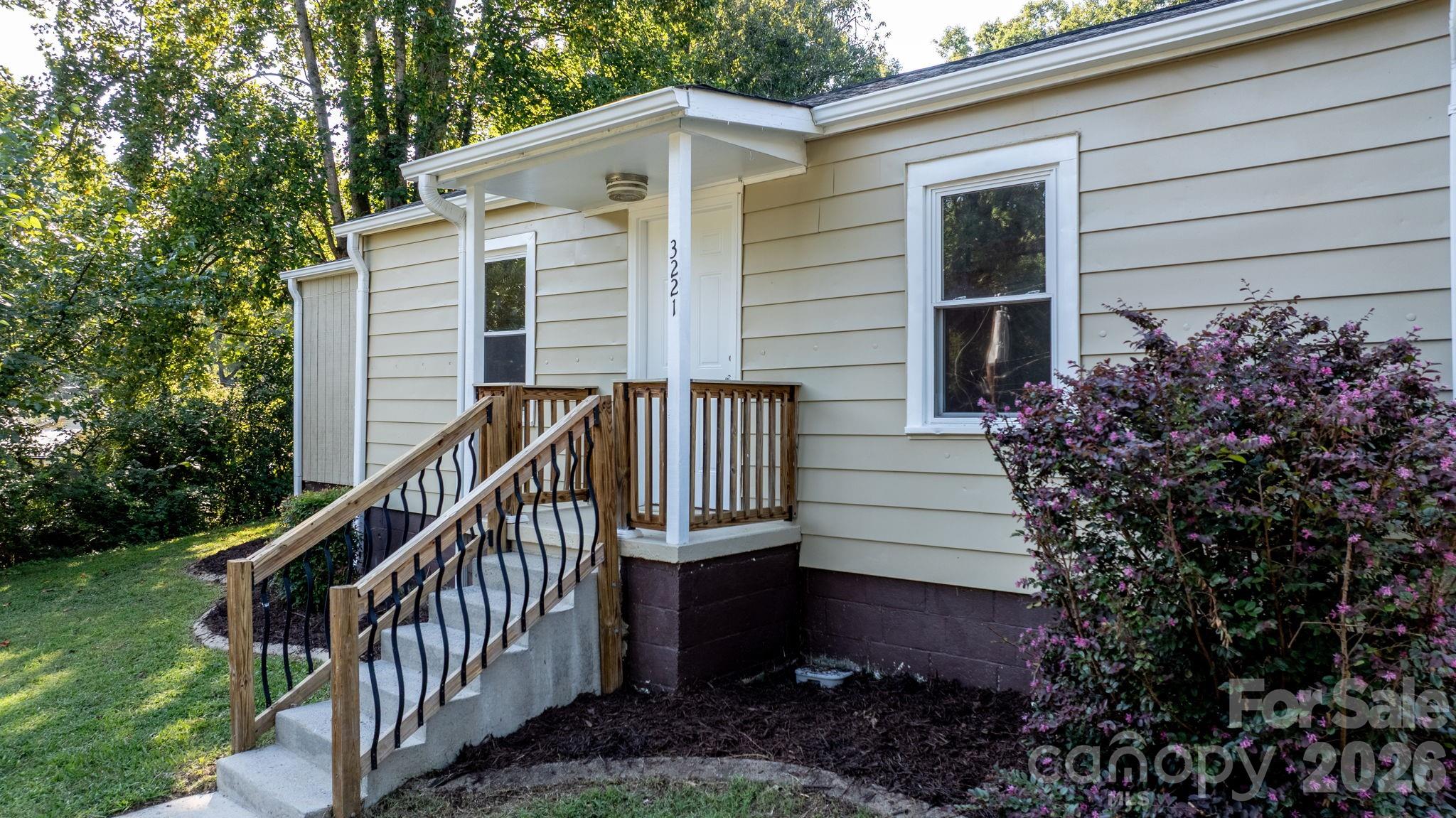 3221 1st Avenue Drive SE — Conover