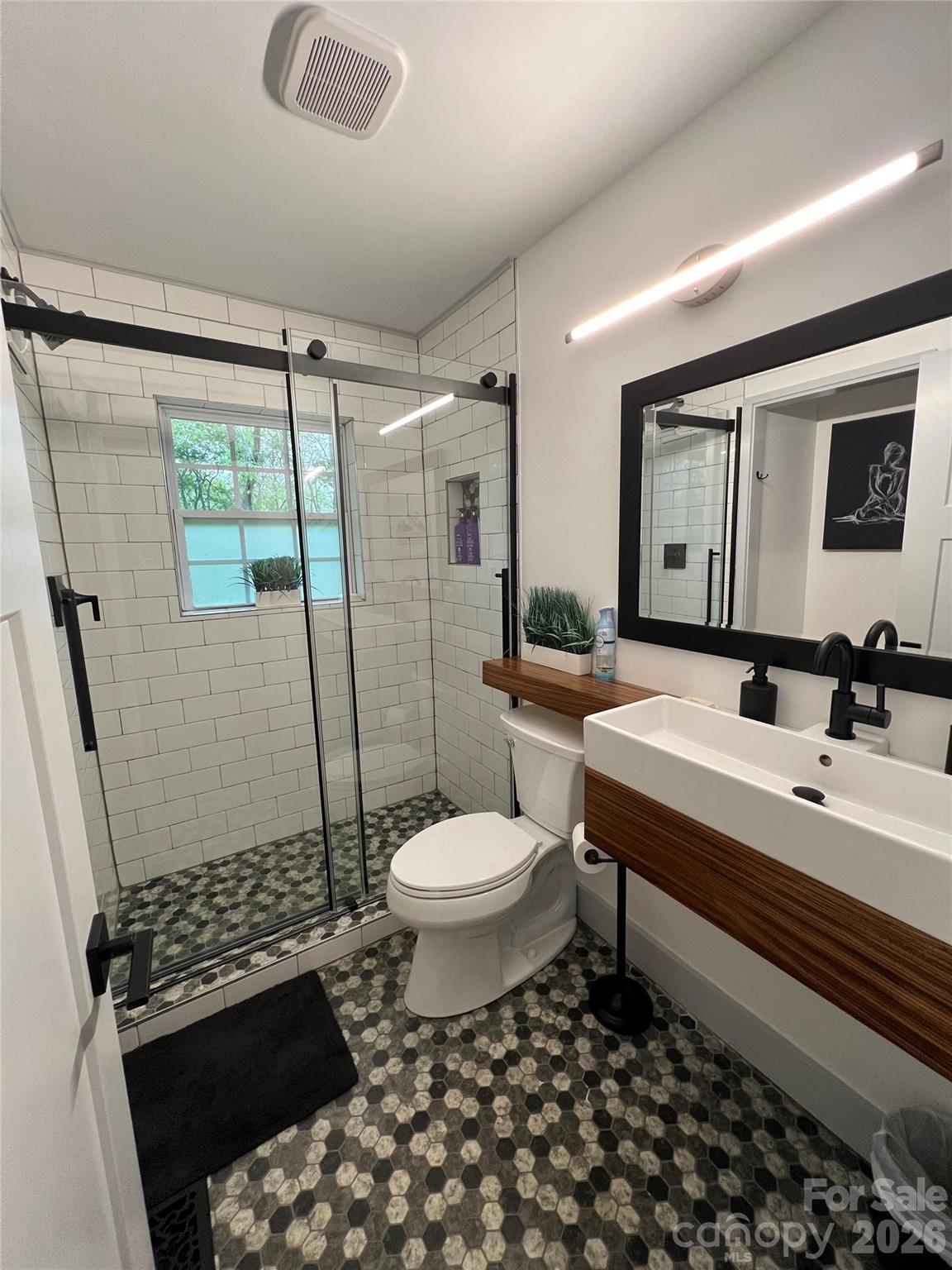 92 Salem Road — Weaverville
