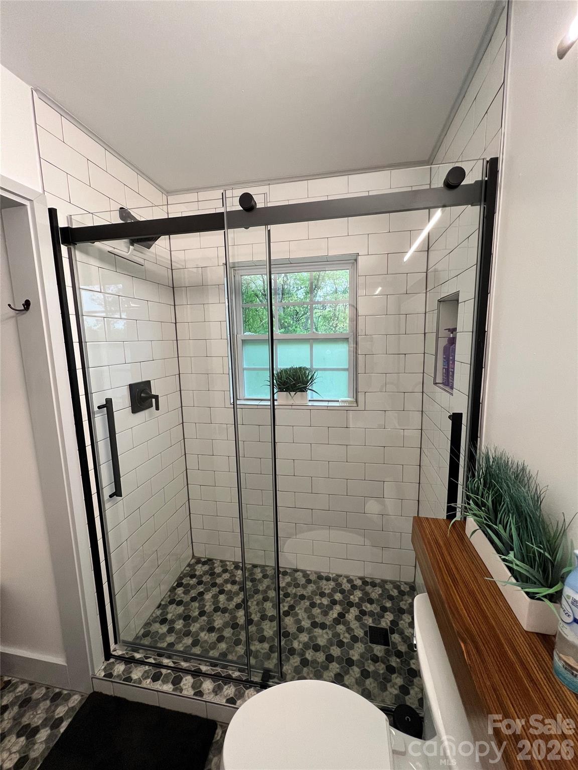 92 Salem Road — Weaverville