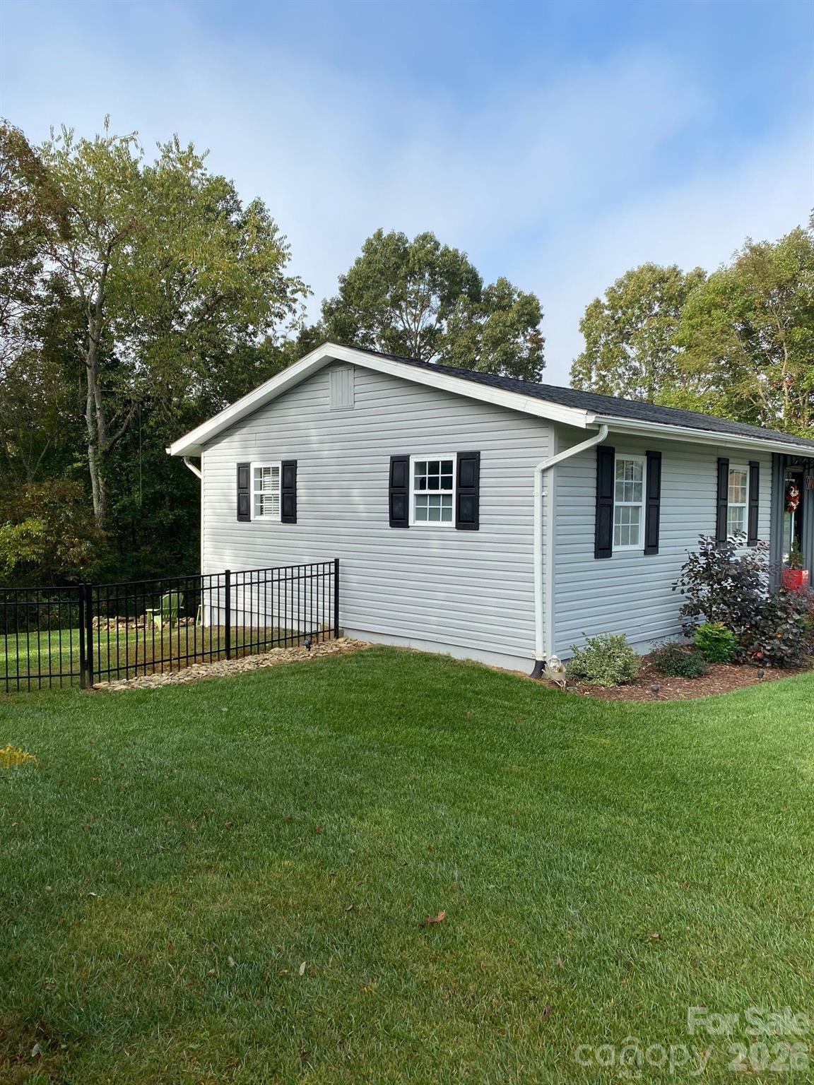 92 Salem Road — Weaverville