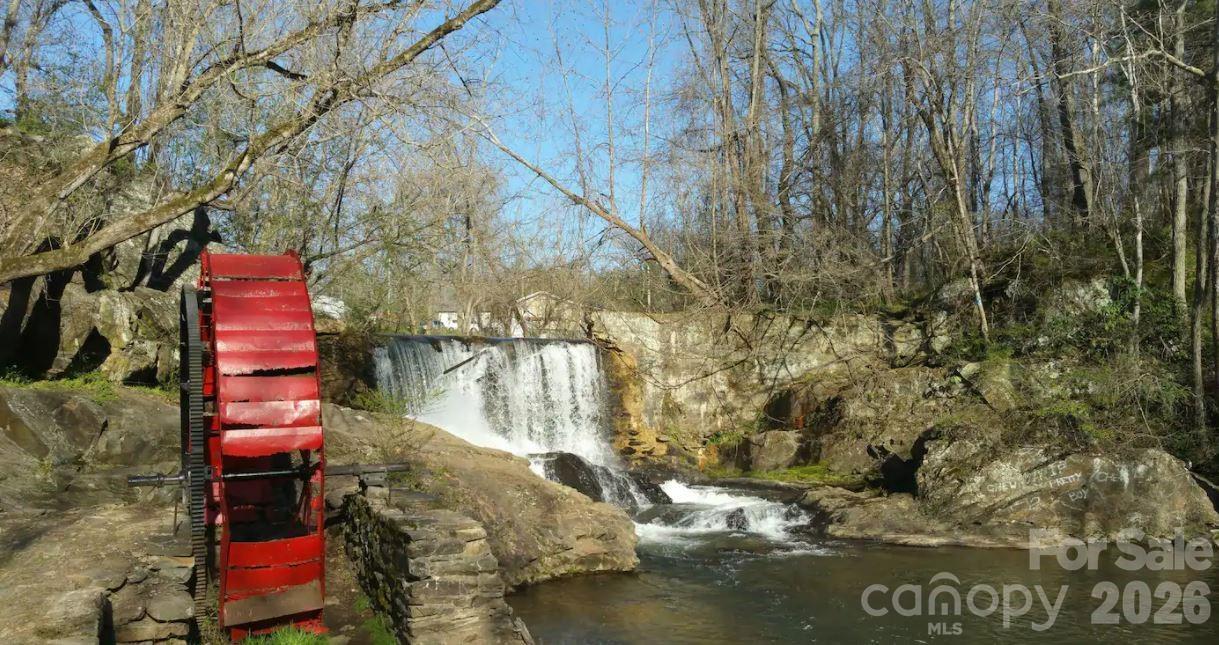 92 Salem Road — Weaverville