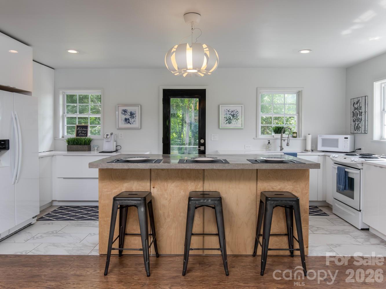 92 Salem Road — Weaverville