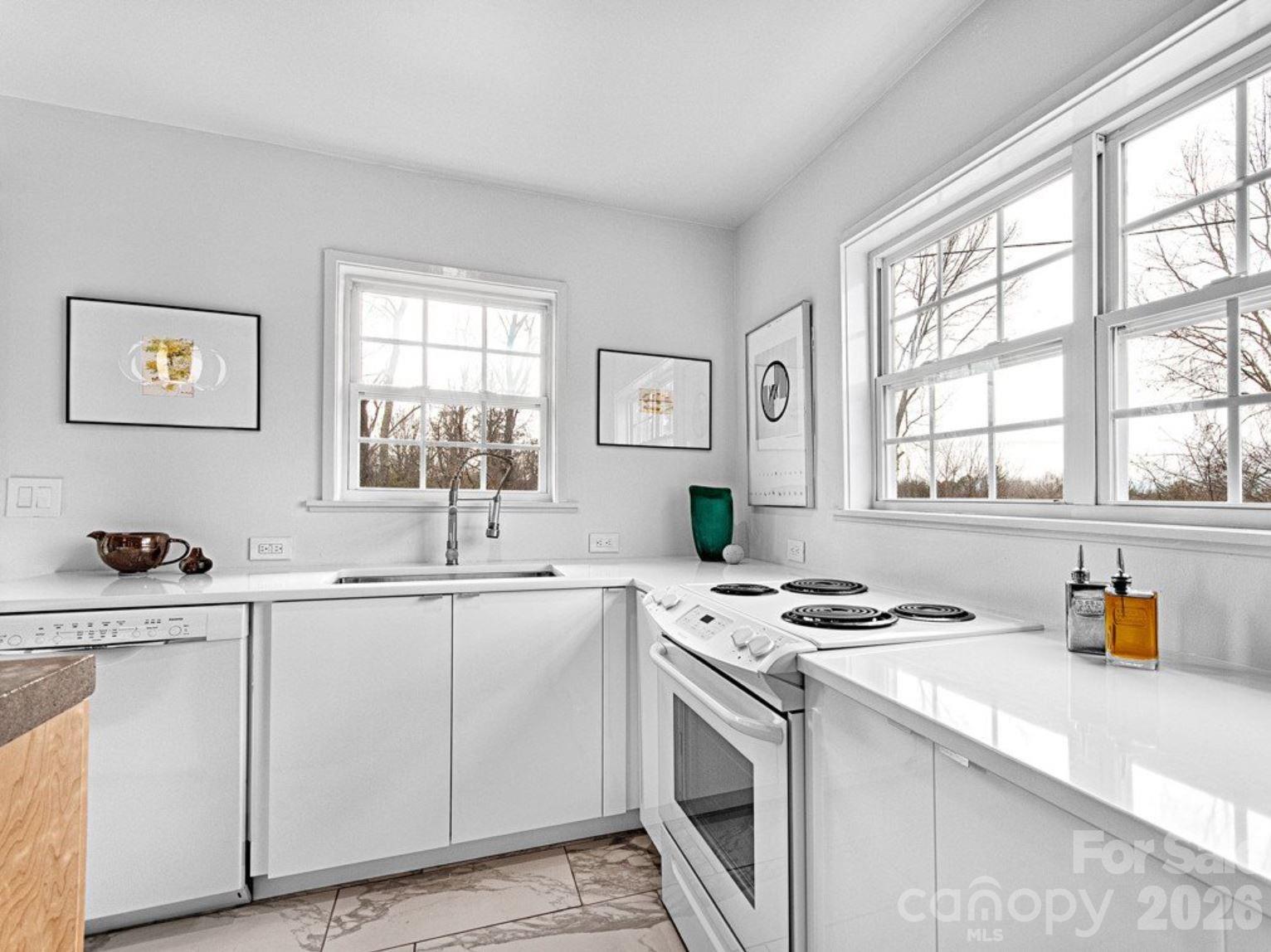 92 Salem Road — Weaverville