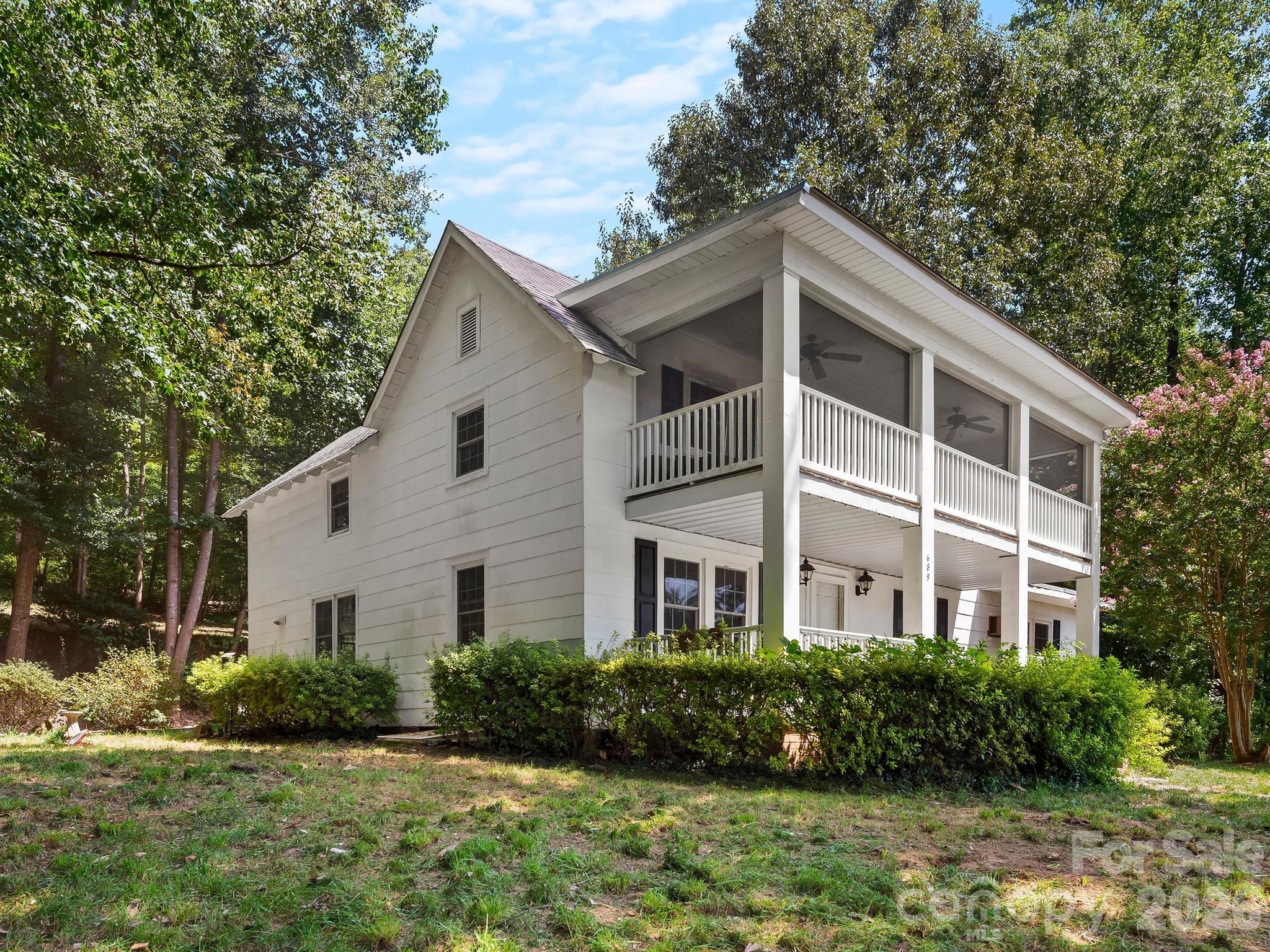 689 S Trade Street — Tryon