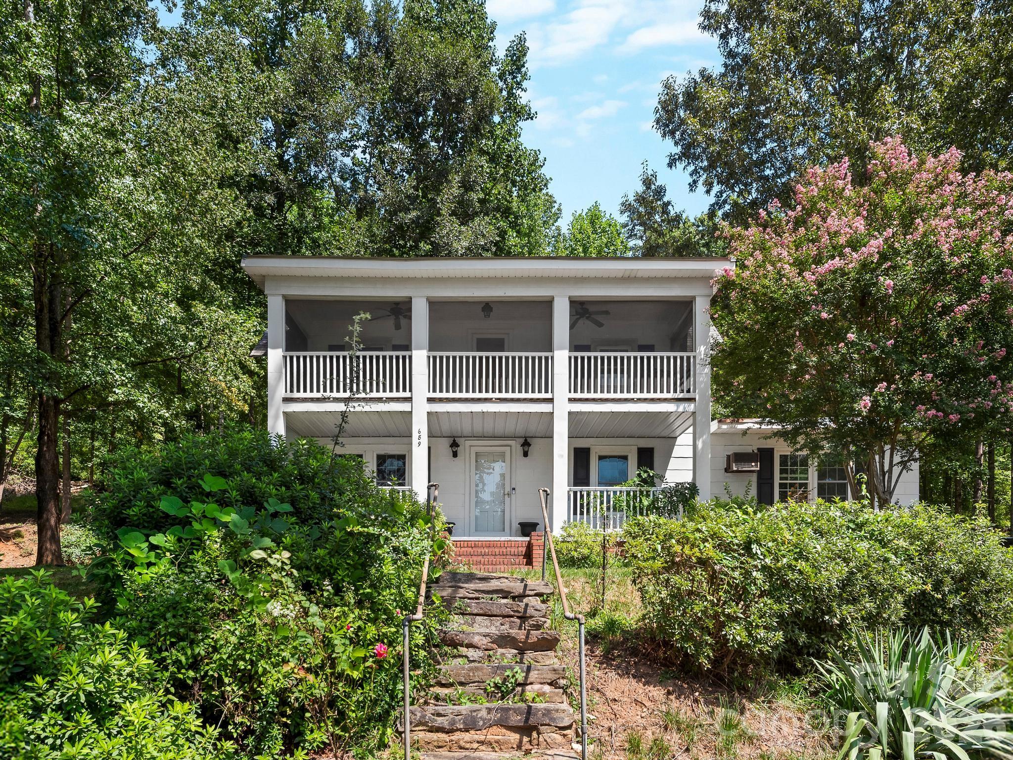 689 S Trade Street — Tryon