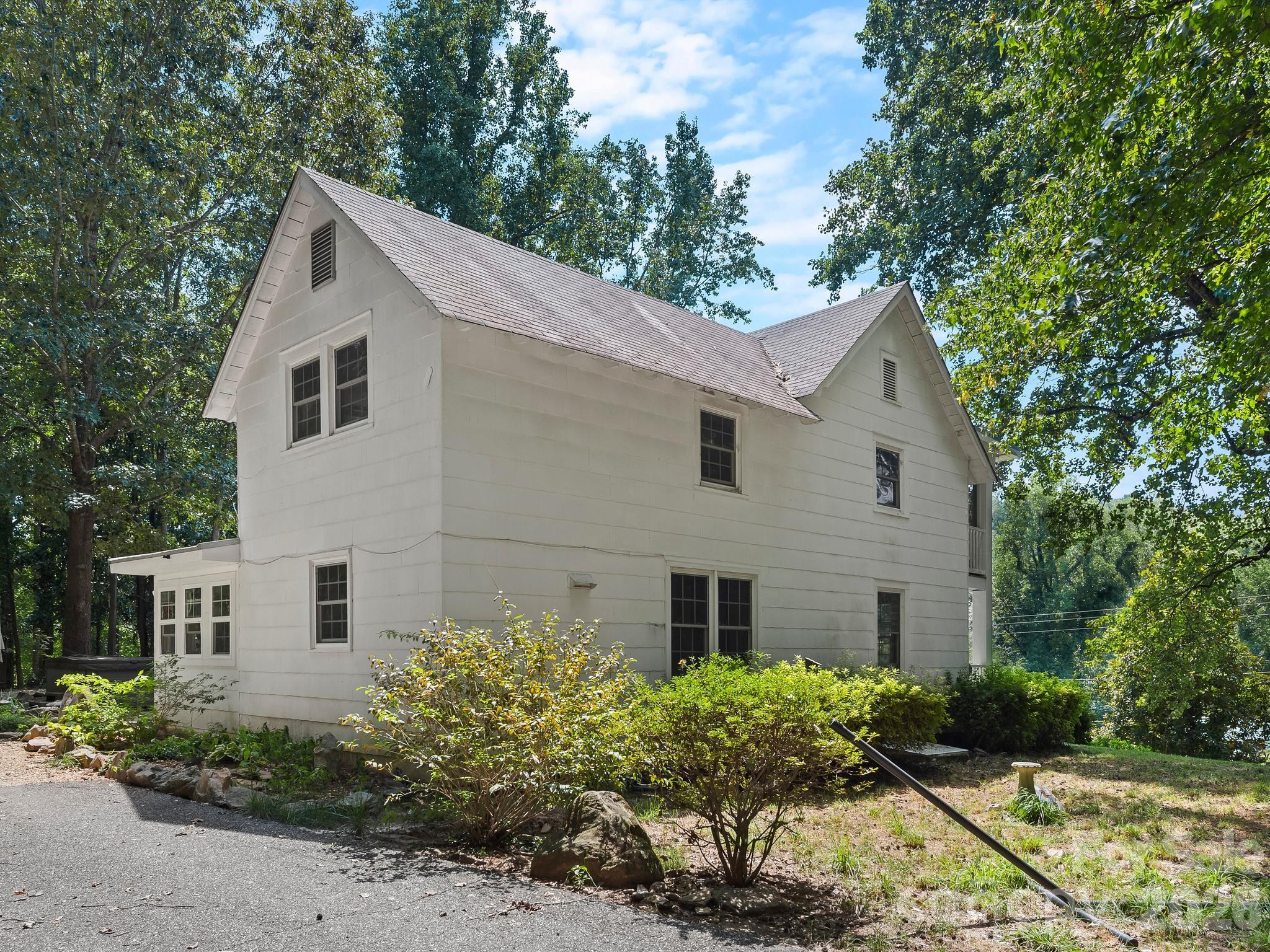 689 S Trade Street — Tryon