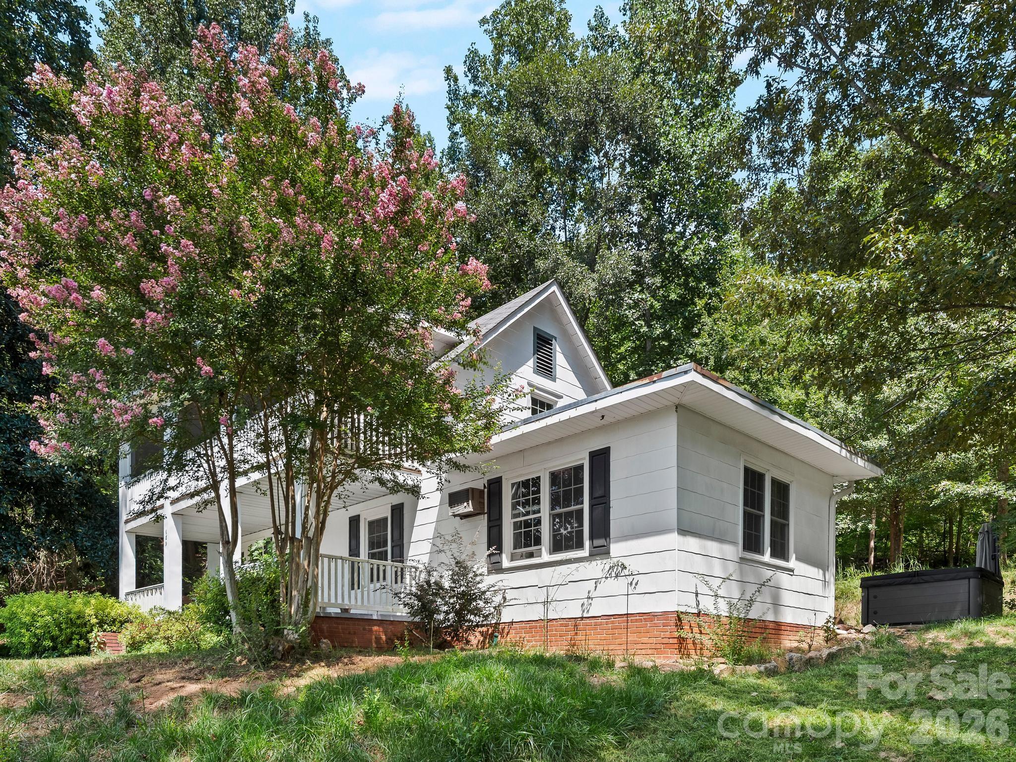 689 S Trade Street — Tryon