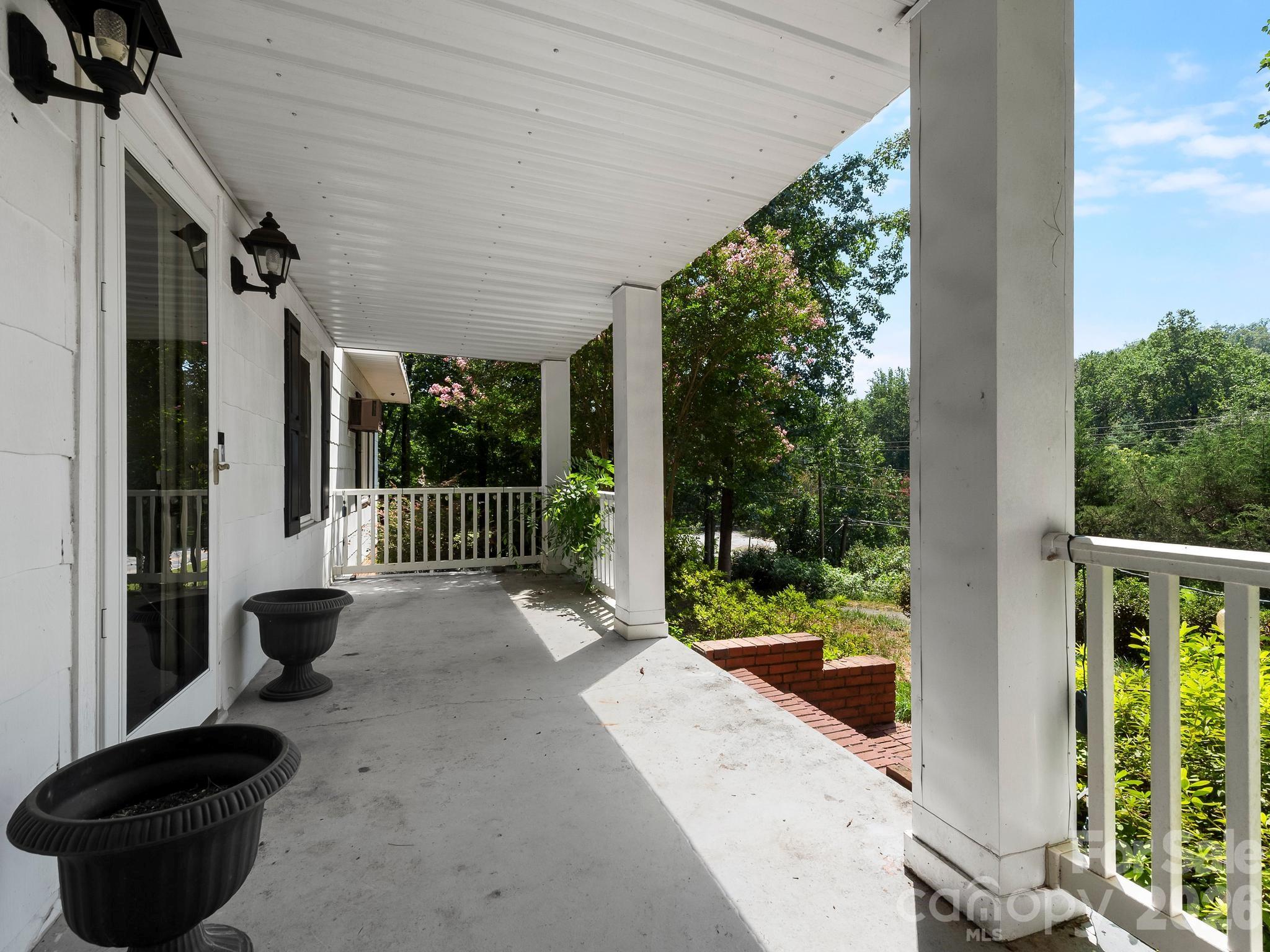 689 S Trade Street — Tryon