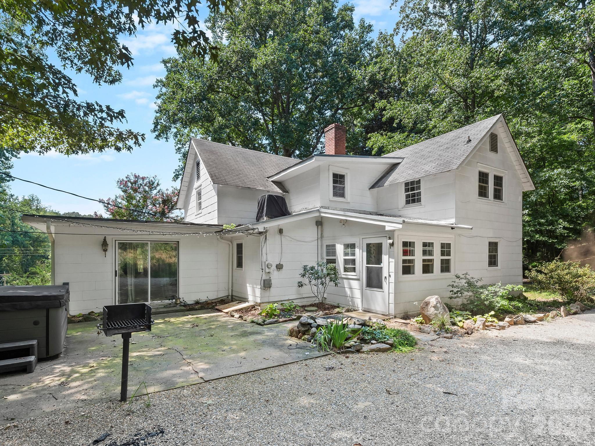 689 S Trade Street — Tryon