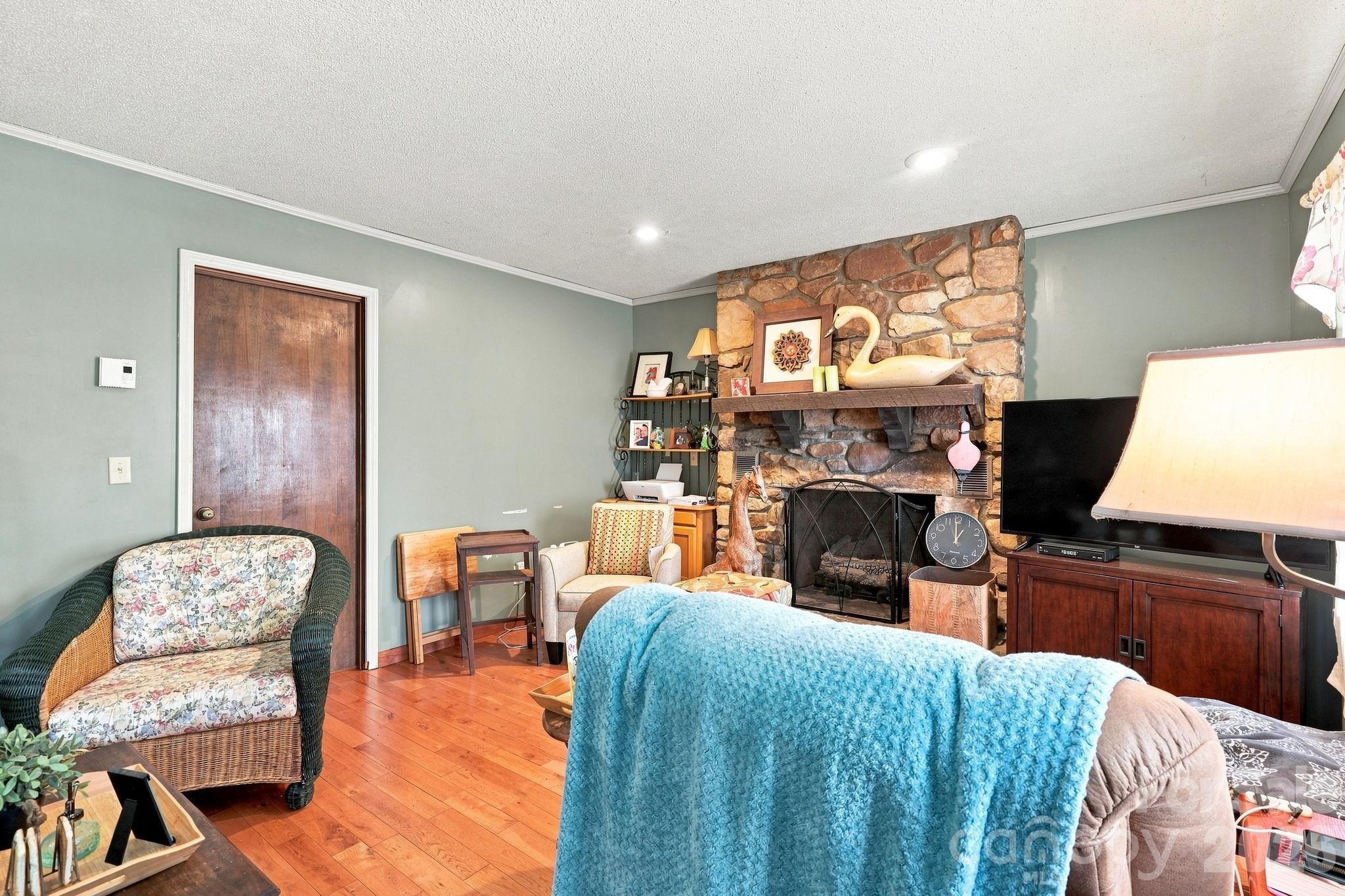 922 Goose Hollow Road — Newland