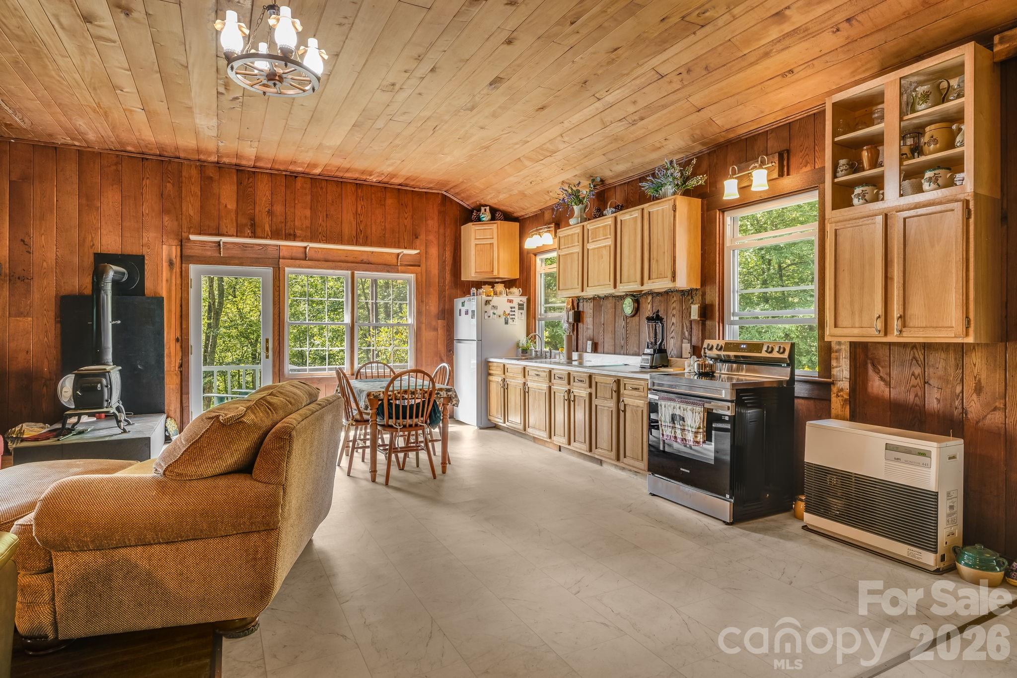 1712 Little Creek Road — Hot Springs