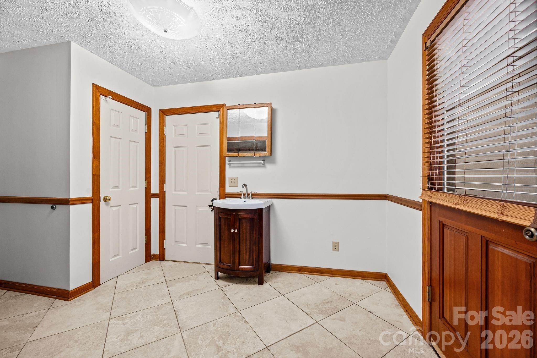 949 Dav Road — Hays