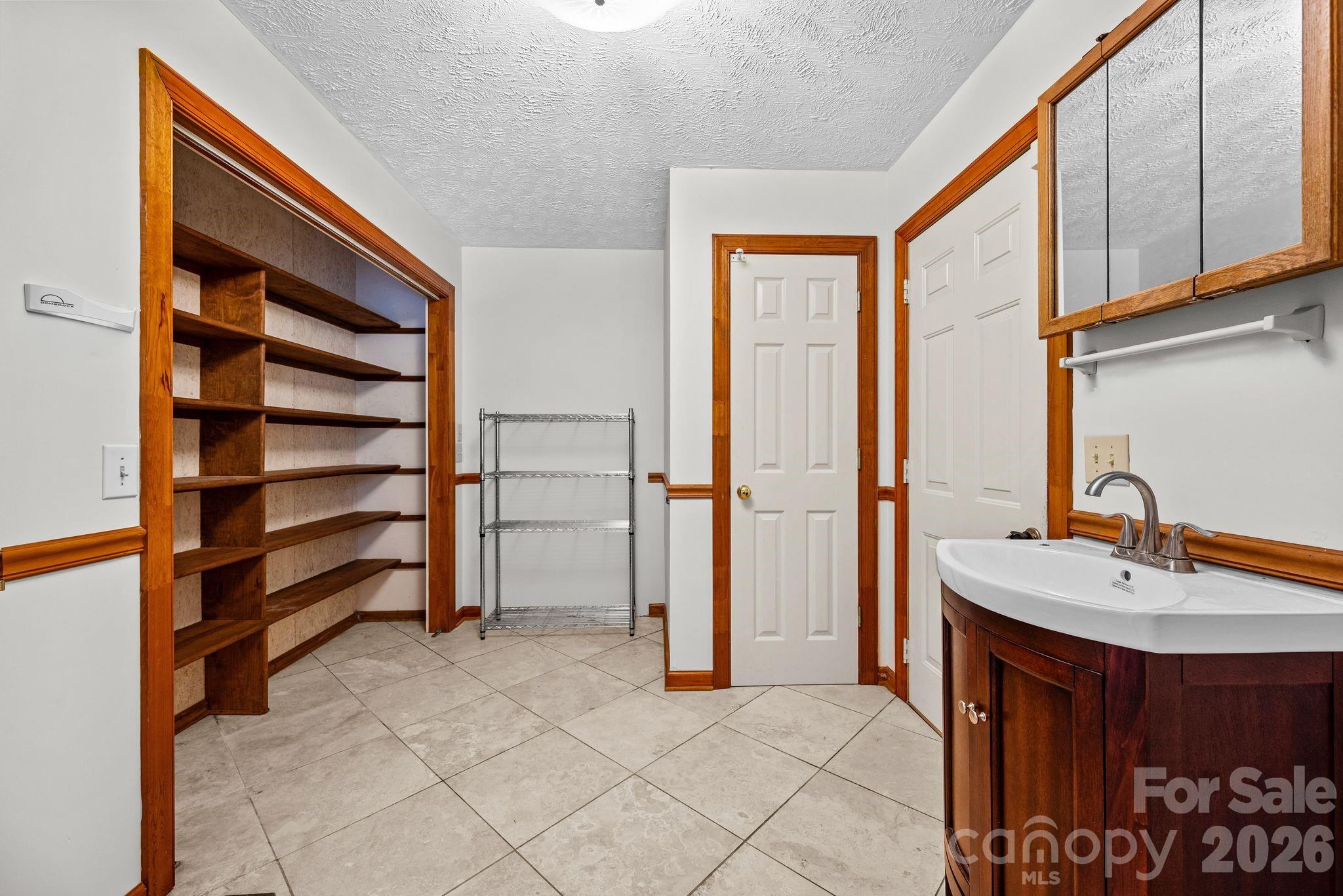 949 Dav Road — Hays