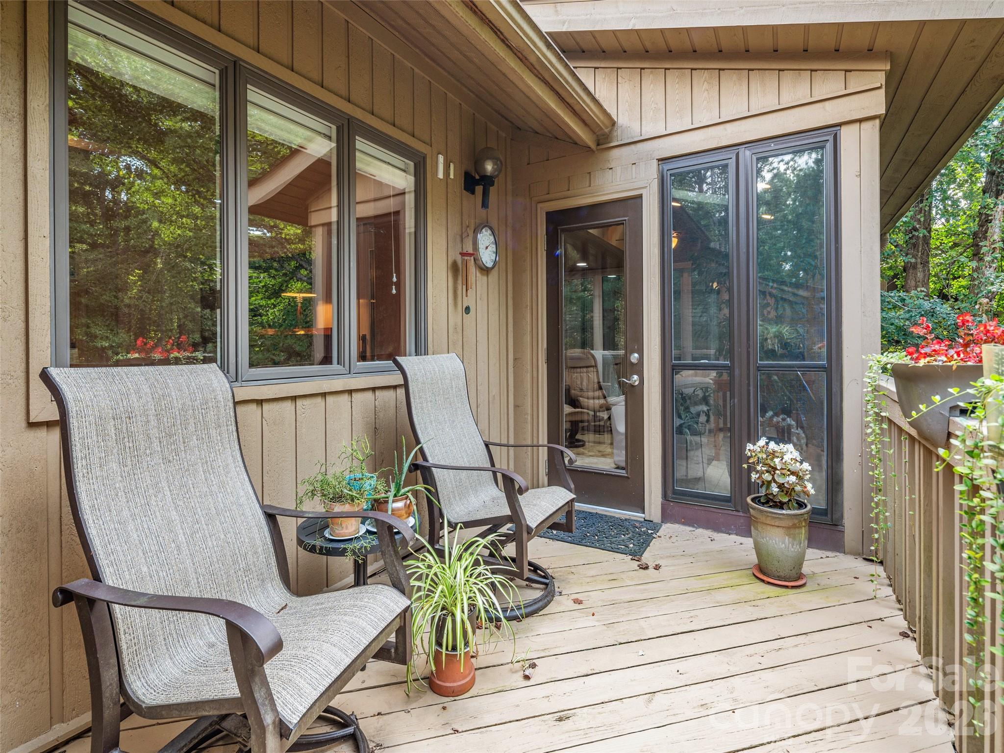 405 Red Oak Drive — Hendersonville