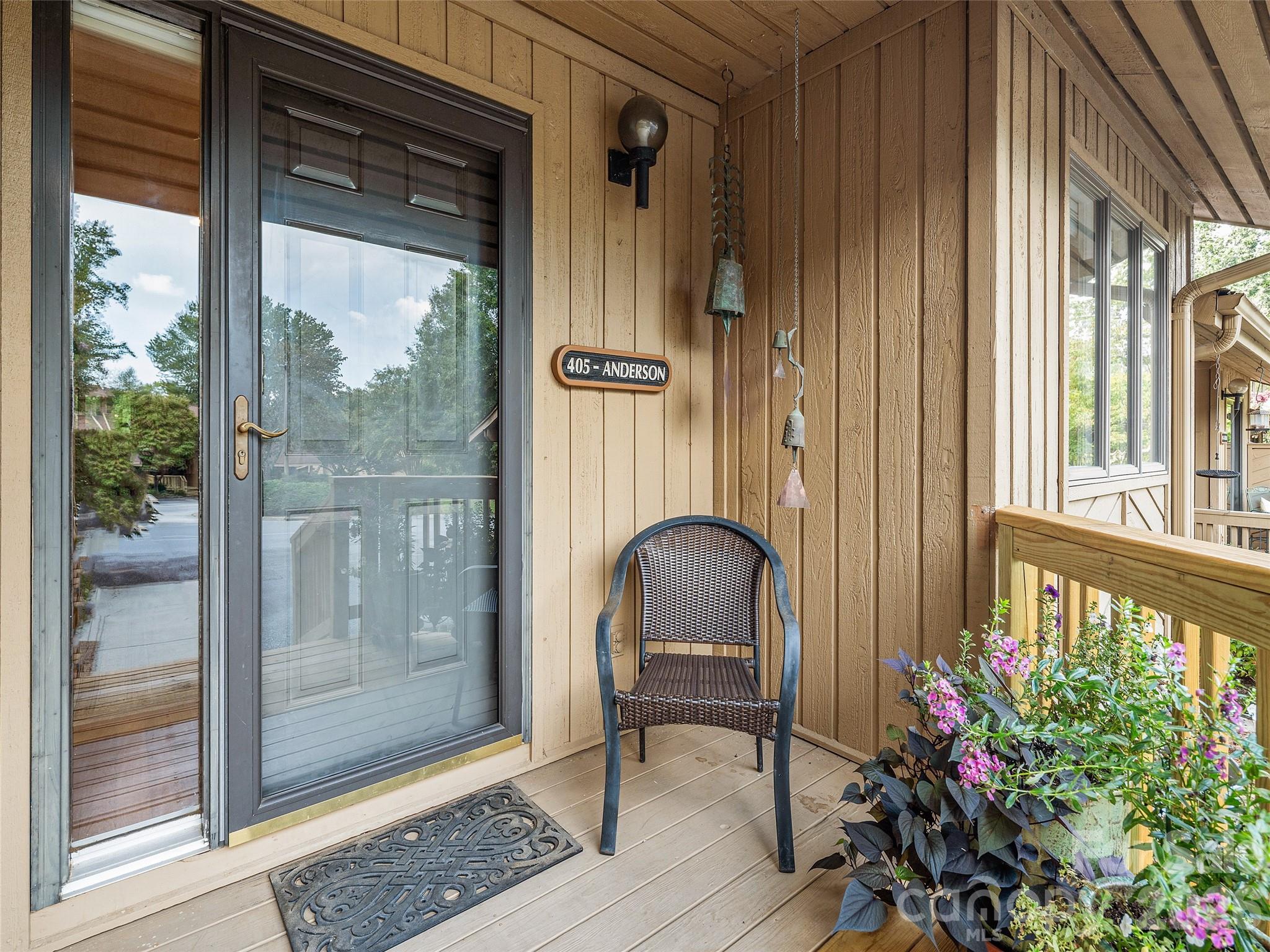 405 Red Oak Drive — Hendersonville