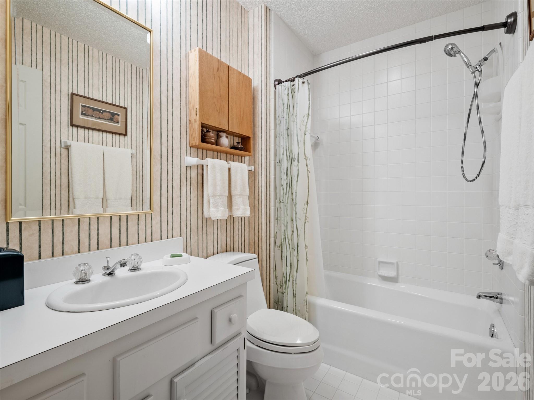 405 Red Oak Drive — Hendersonville