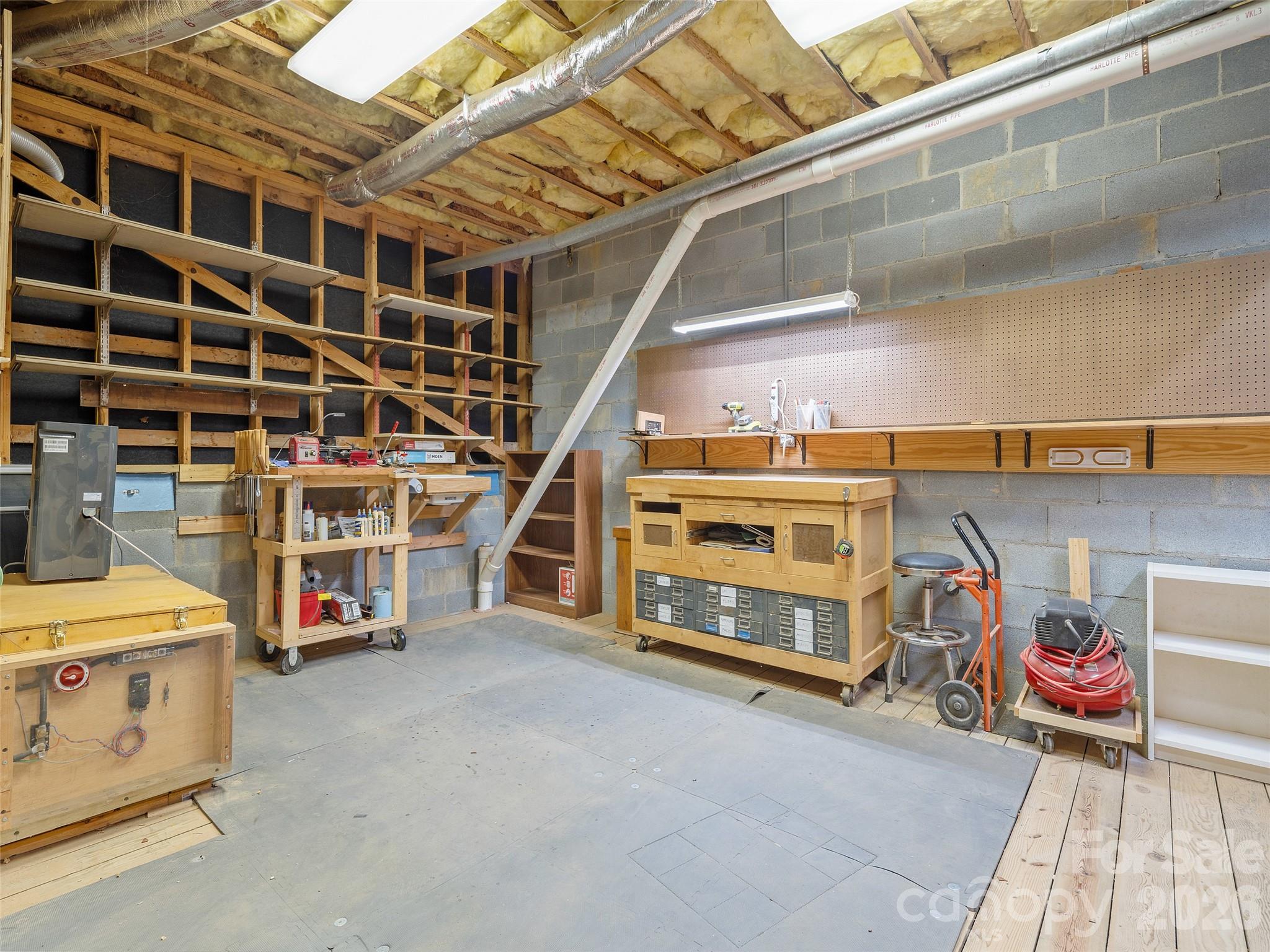 405 Red Oak Drive — Hendersonville