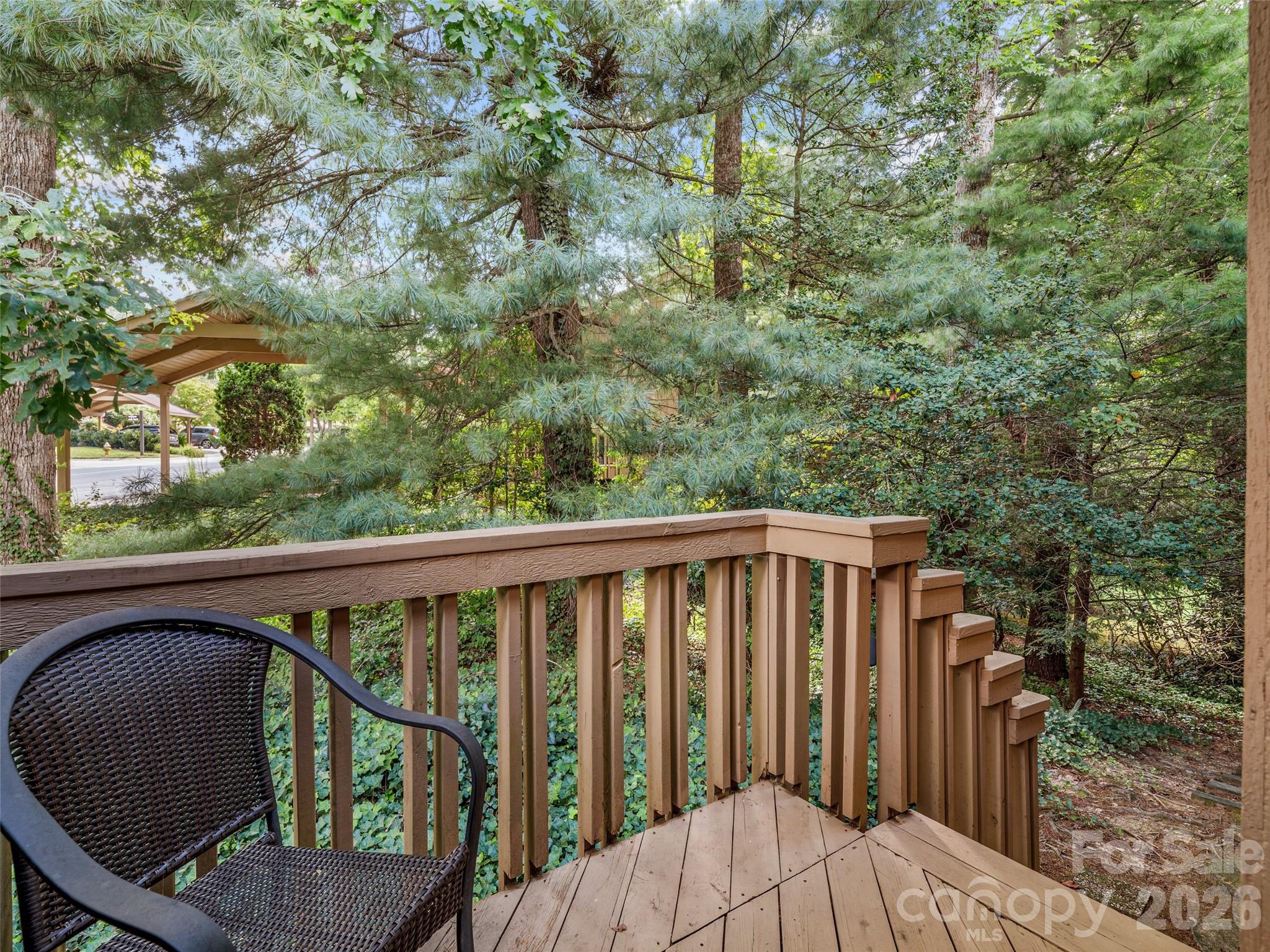 405 Red Oak Drive — Hendersonville