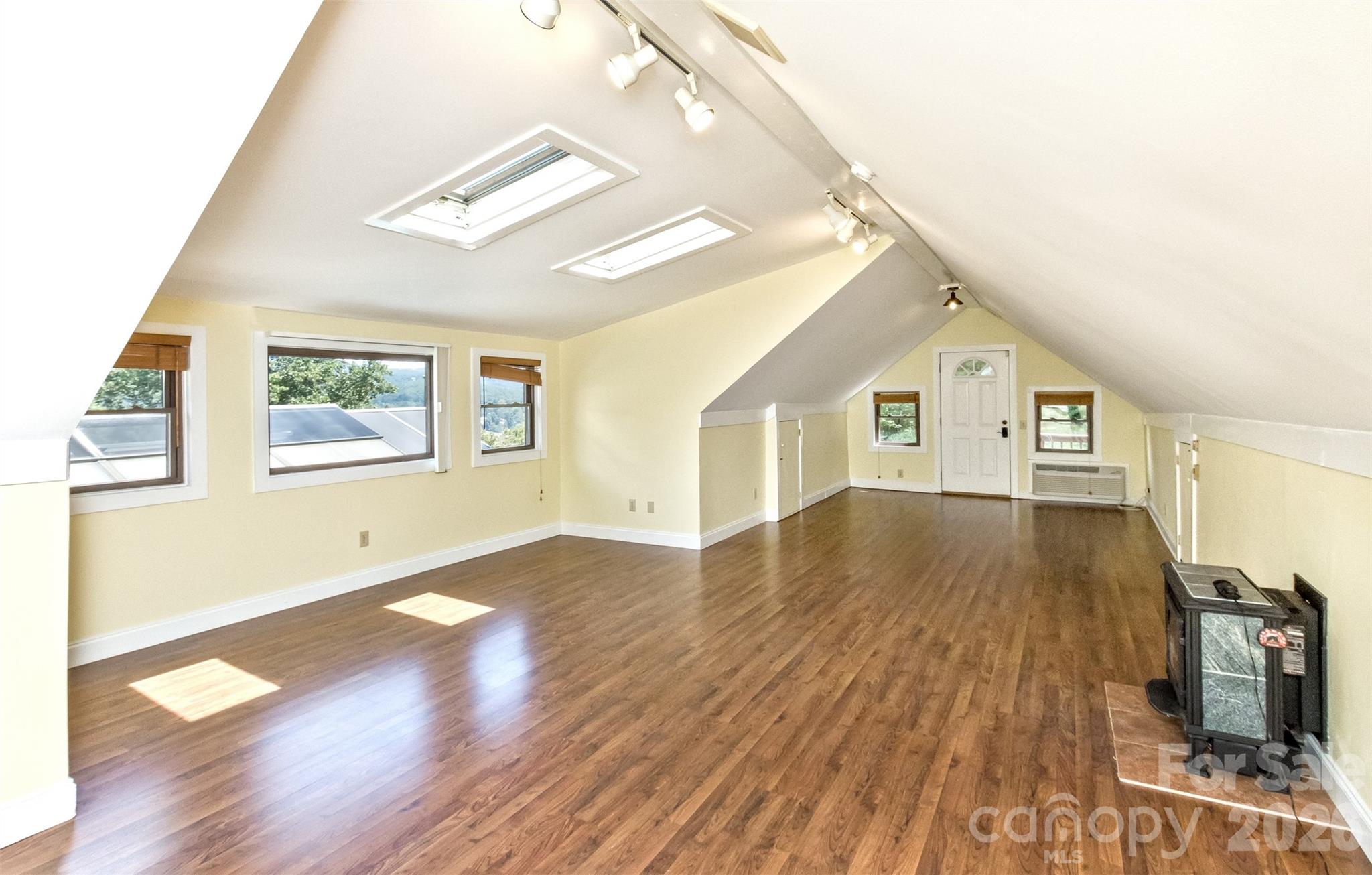 16 Spruce Way — Fairview