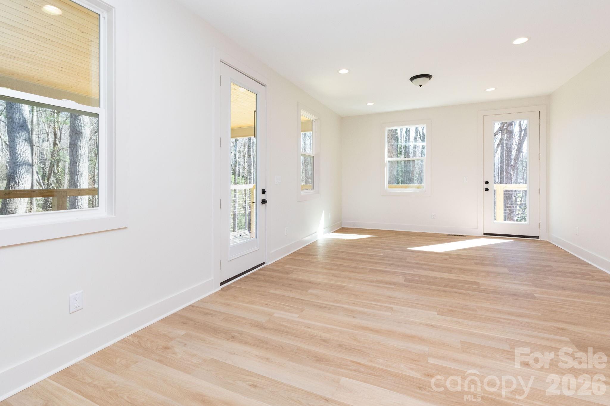 137 E Arbutus Trail — Hendersonville