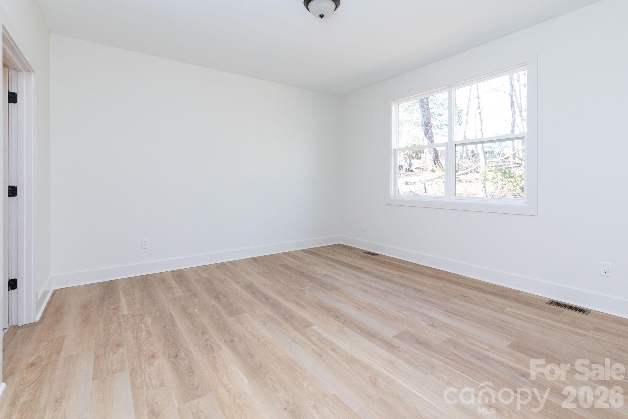 137 E Arbutus Trail — Hendersonville