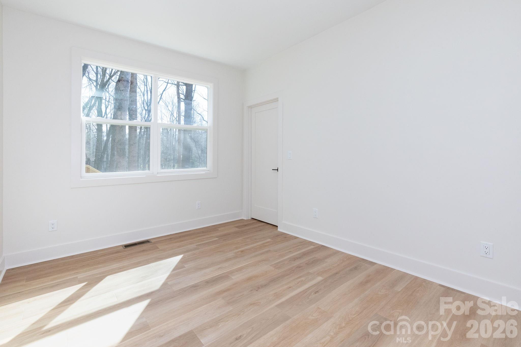 137 E Arbutus Trail — Hendersonville