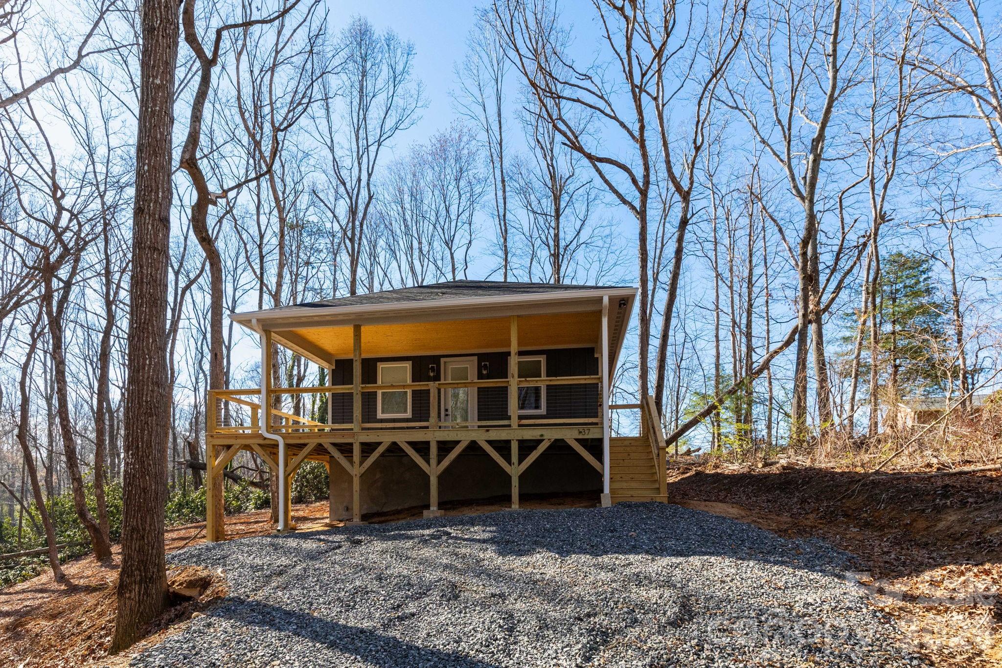 137 E Arbutus Trail — Hendersonville