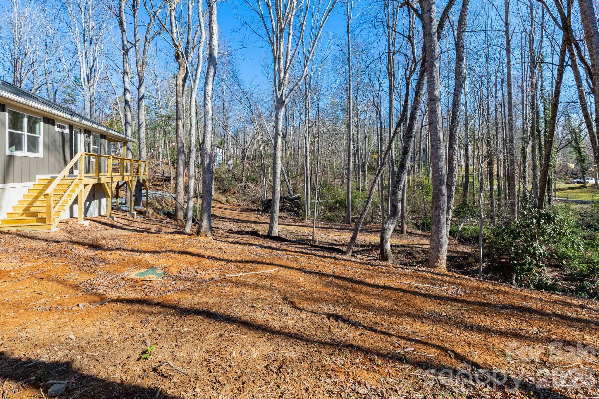 137 E Arbutus Trail — Hendersonville