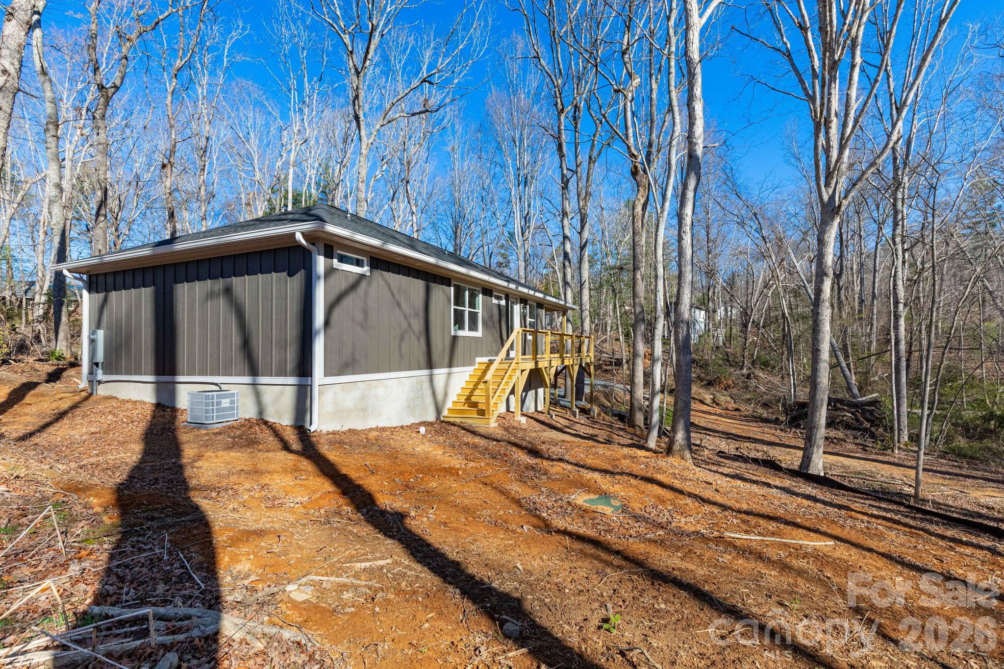 137 E Arbutus Trail — Hendersonville