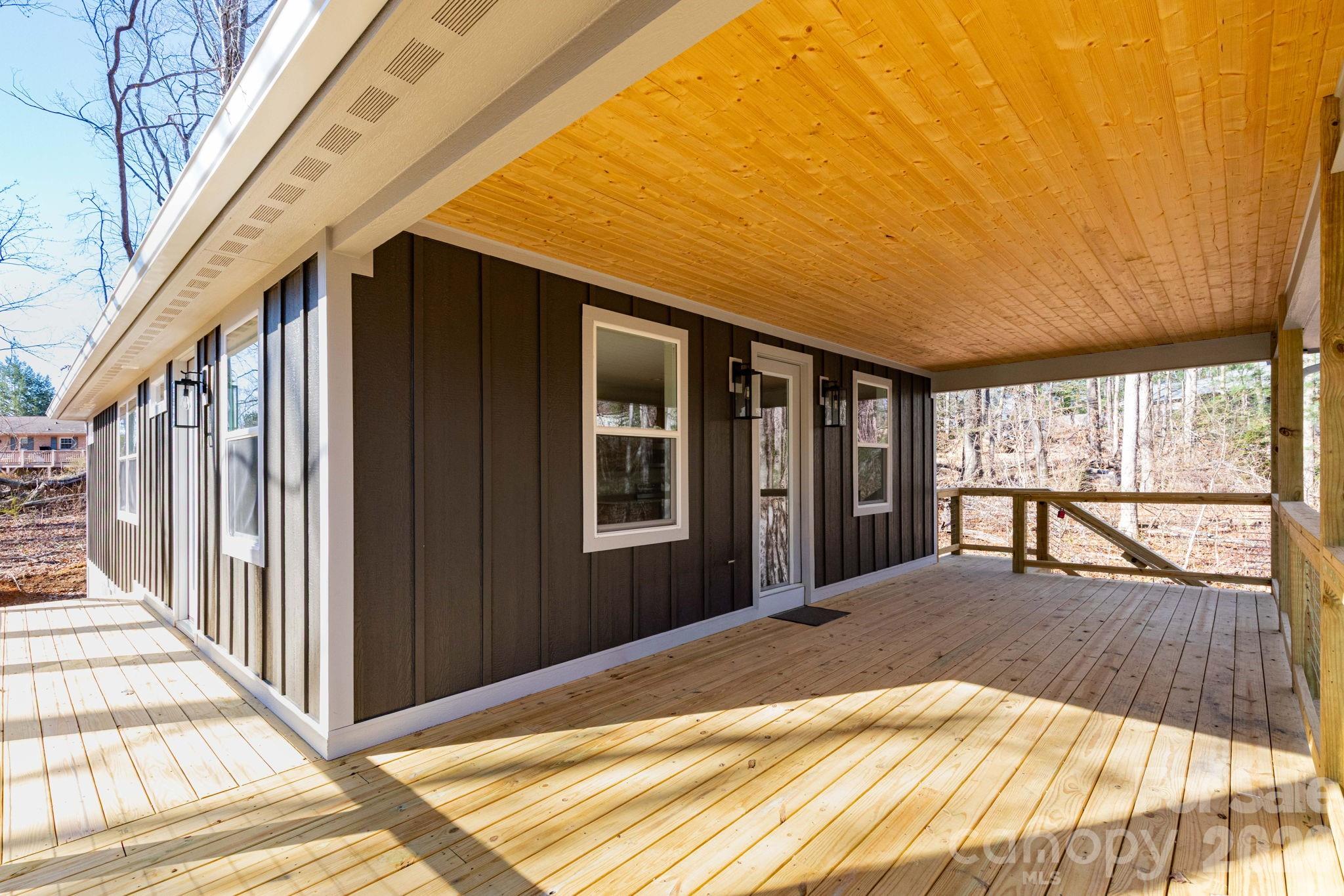 137 E Arbutus Trail — Hendersonville