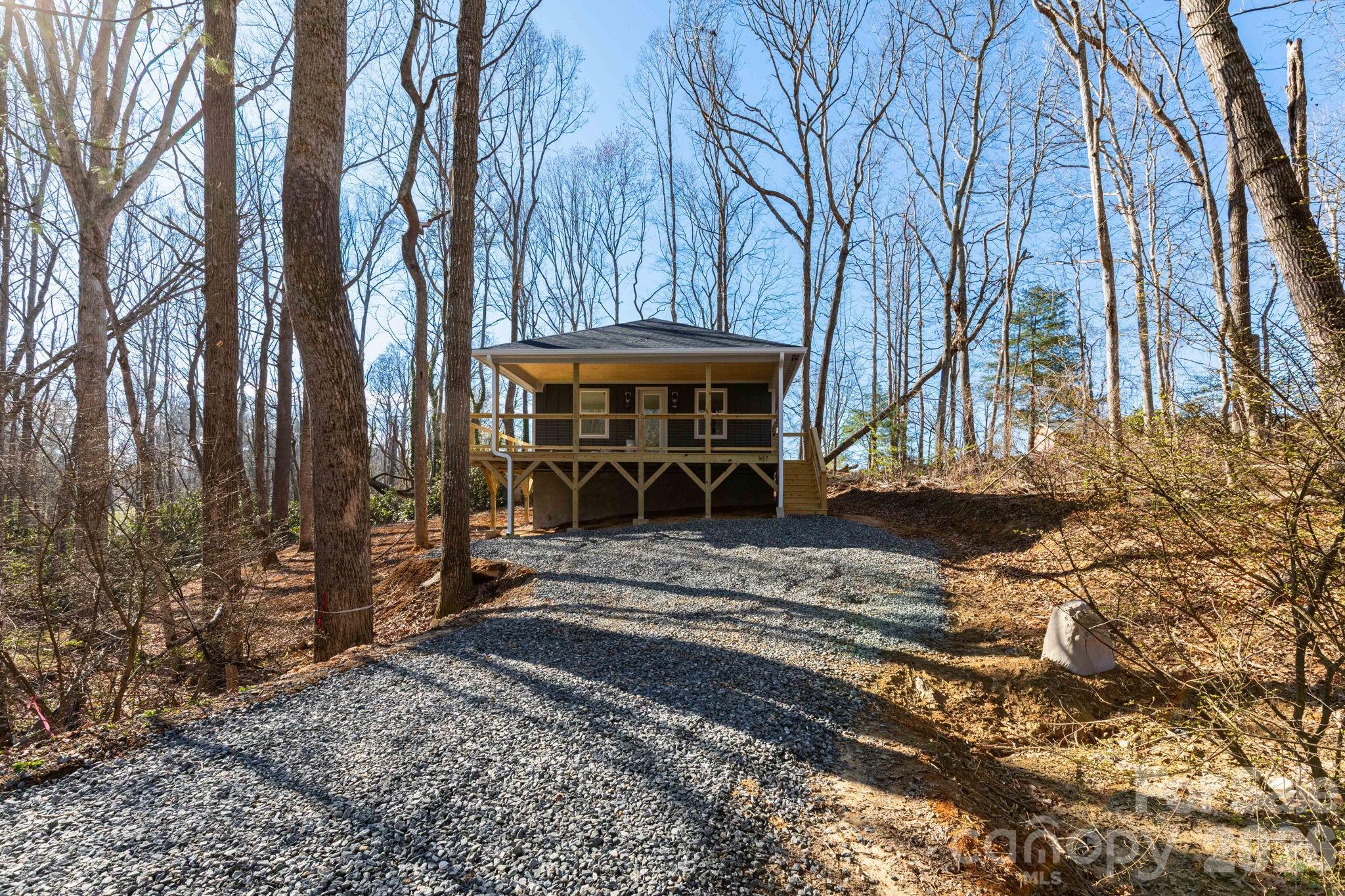 137 E Arbutus Trail — Hendersonville