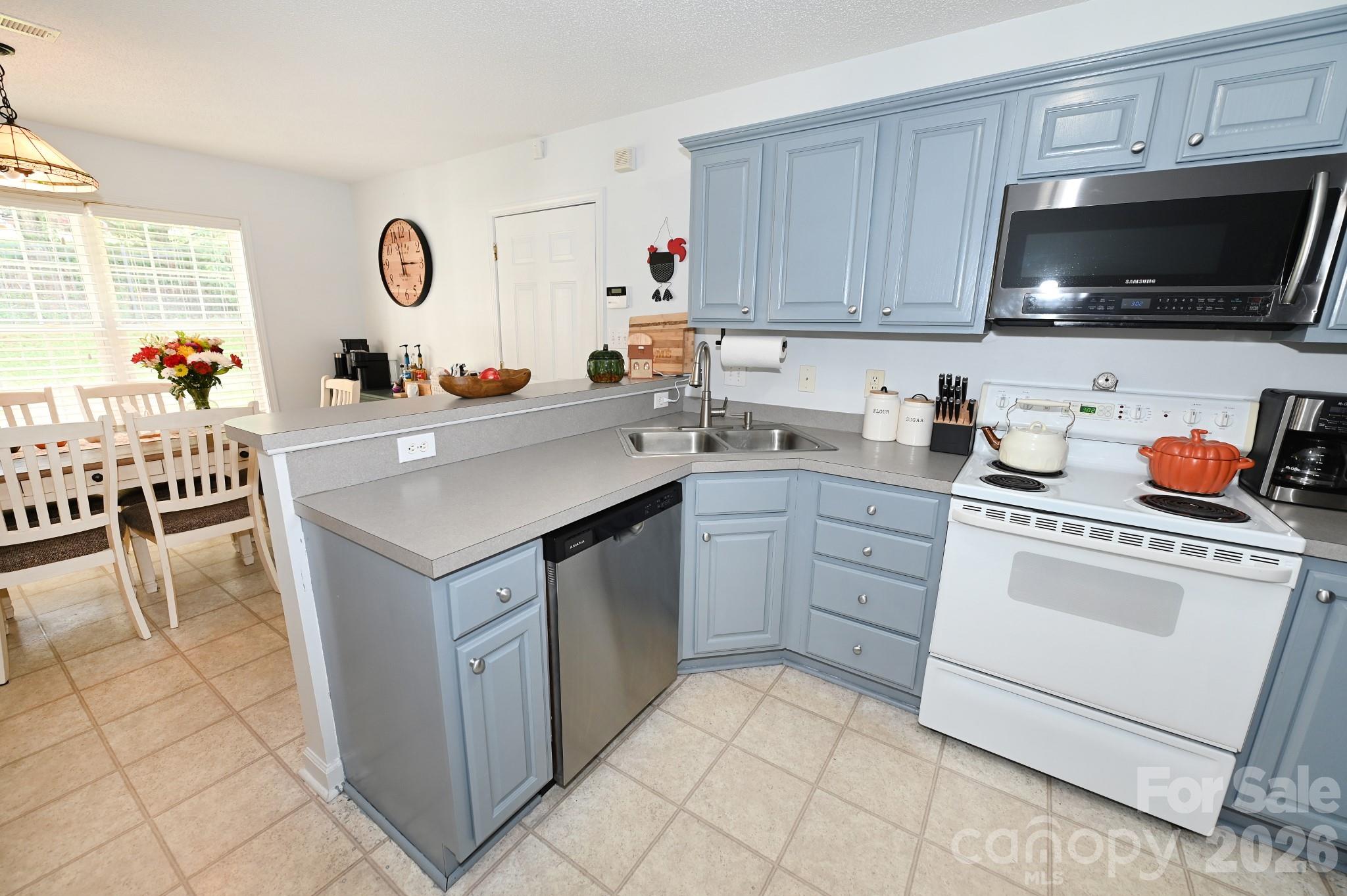236 17th Avenue SE — Hickory