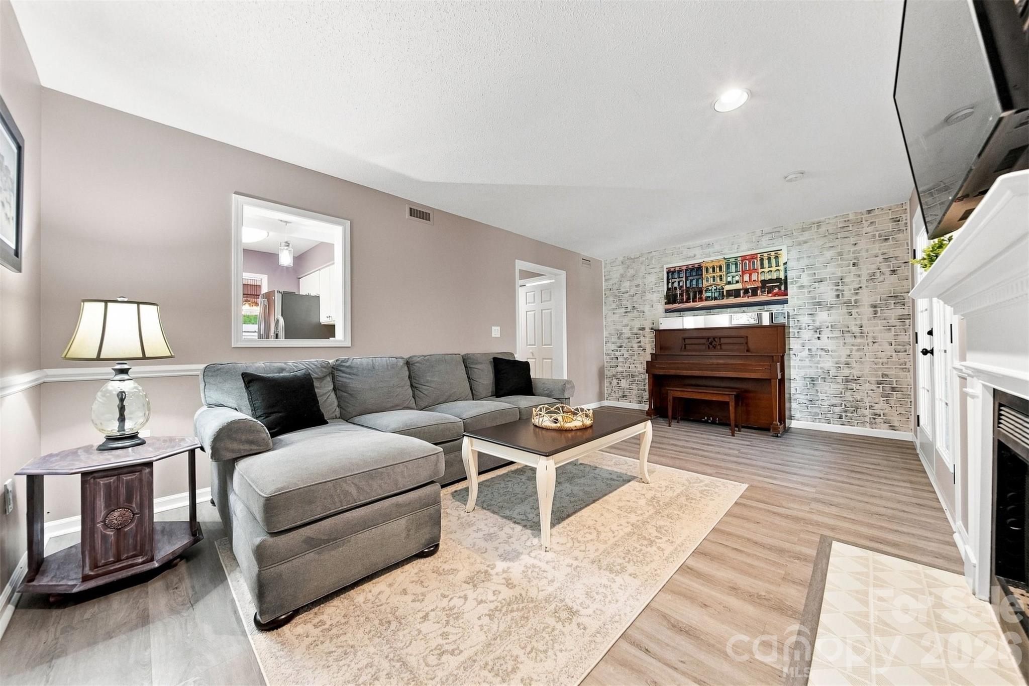 921 21st Avenue NE — Hickory