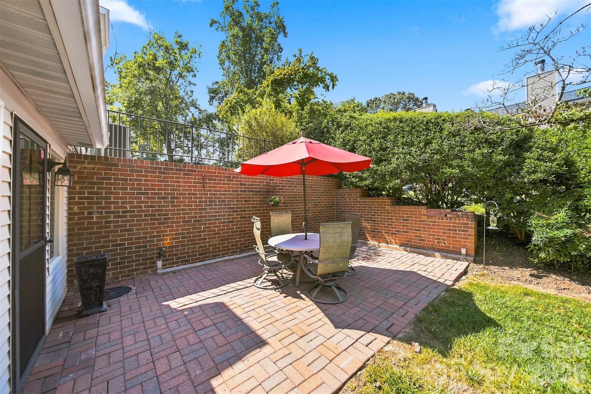 921 21st Avenue NE — Hickory