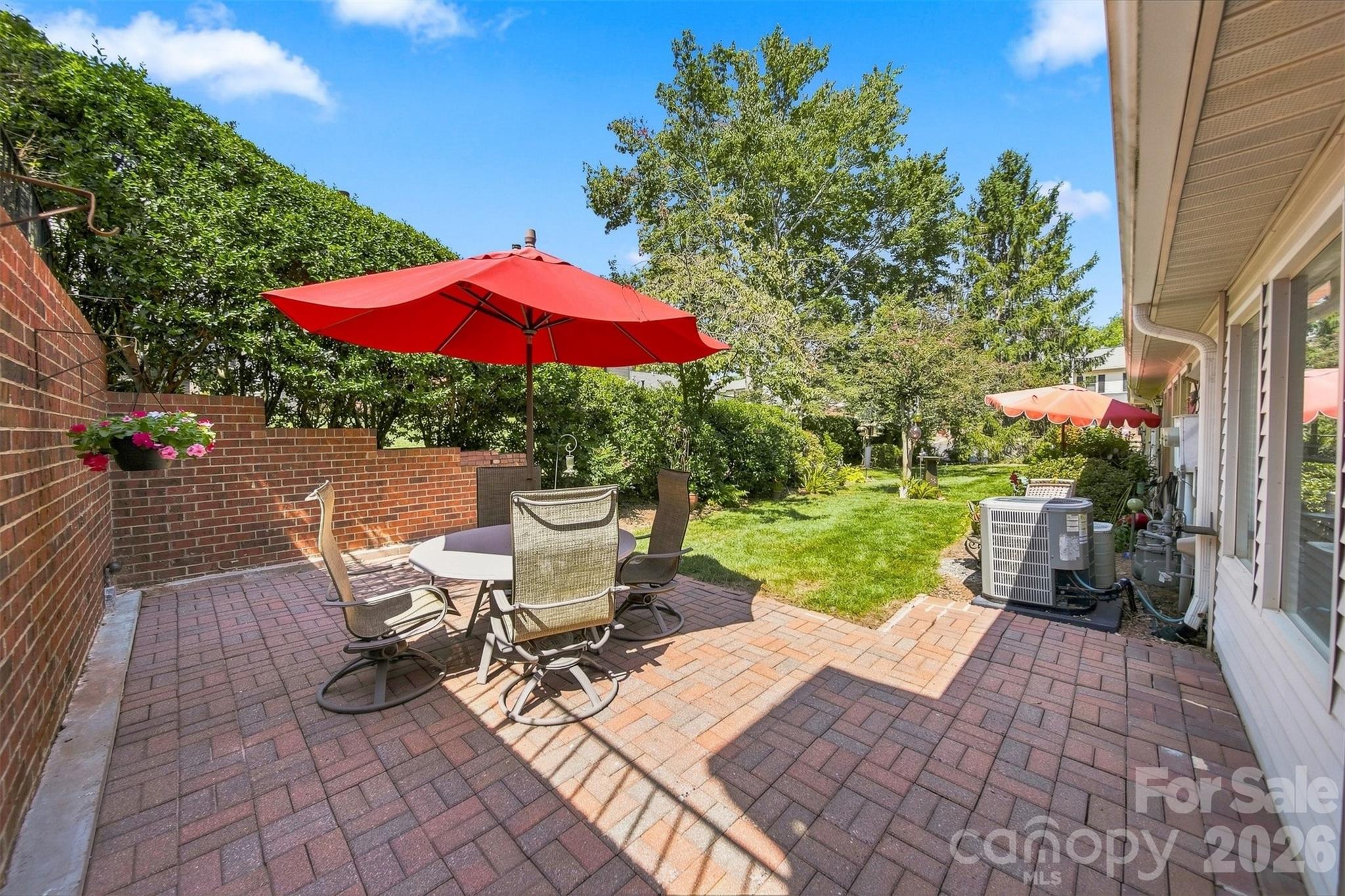 921 21st Avenue NE — Hickory