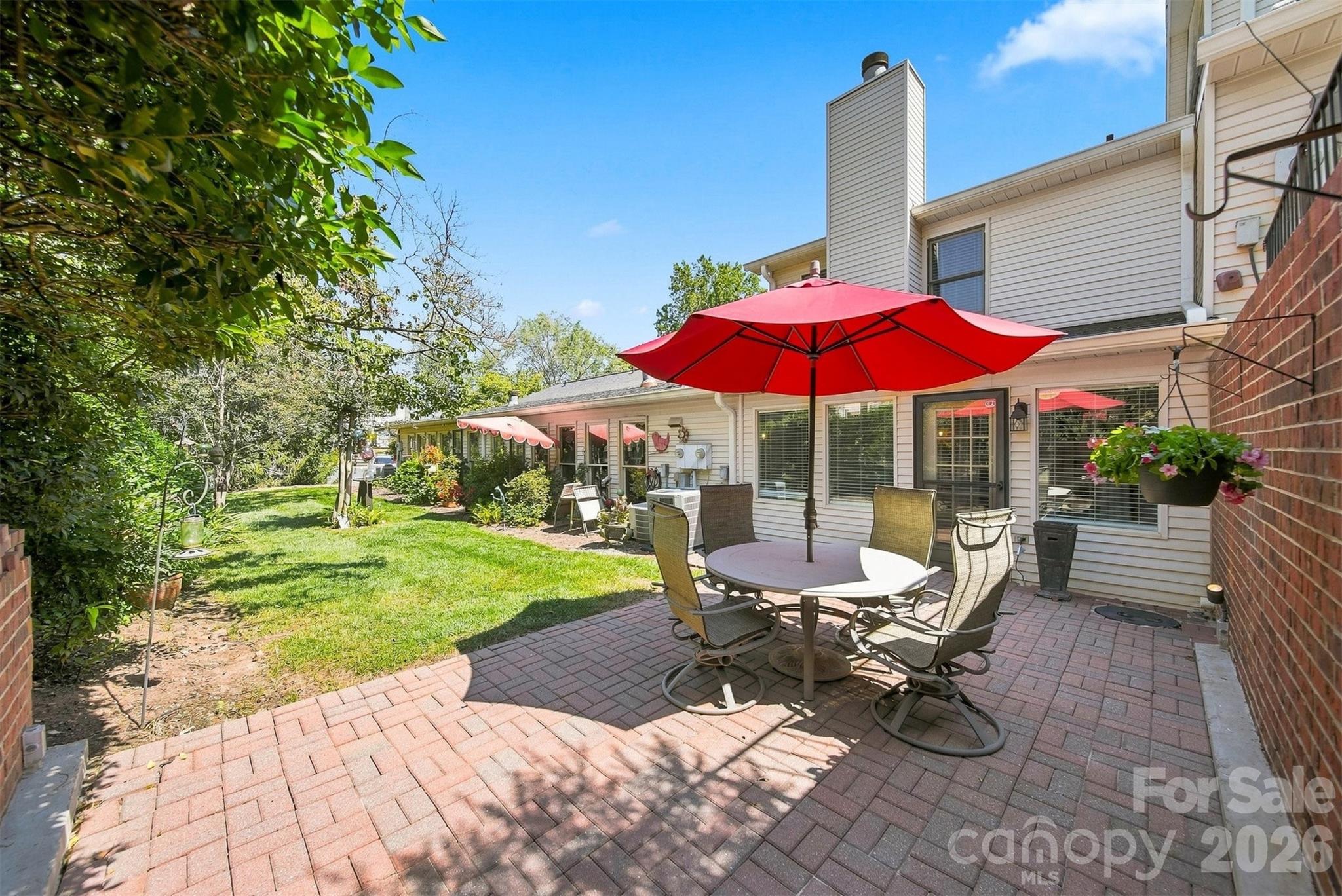 921 21st Avenue NE — Hickory