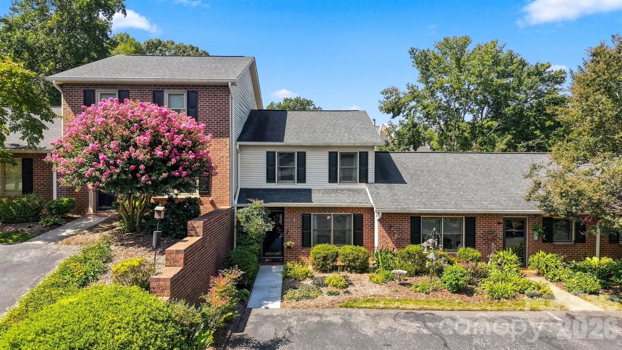 921 21st Avenue NE — Hickory