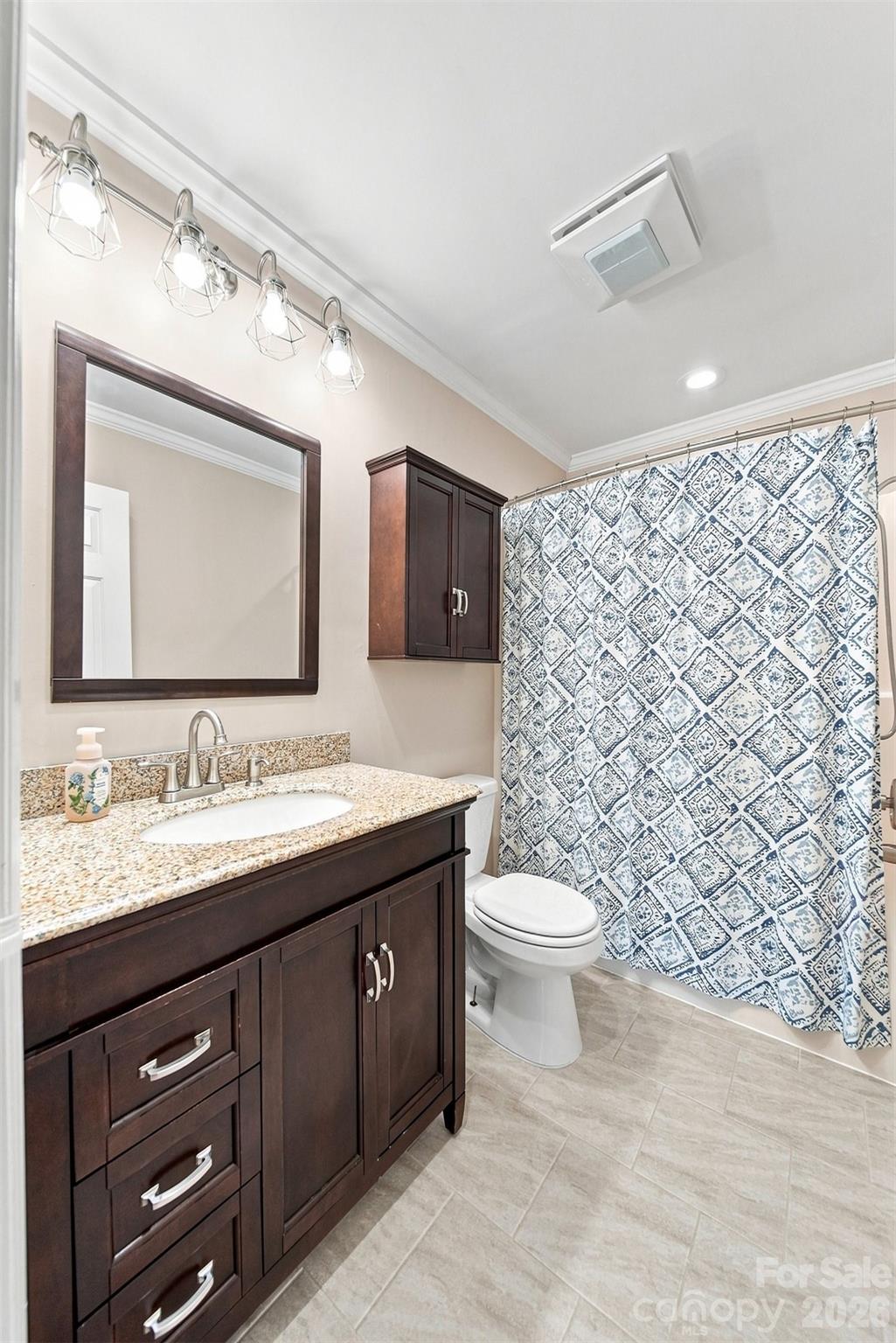 921 21st Avenue NE — Hickory