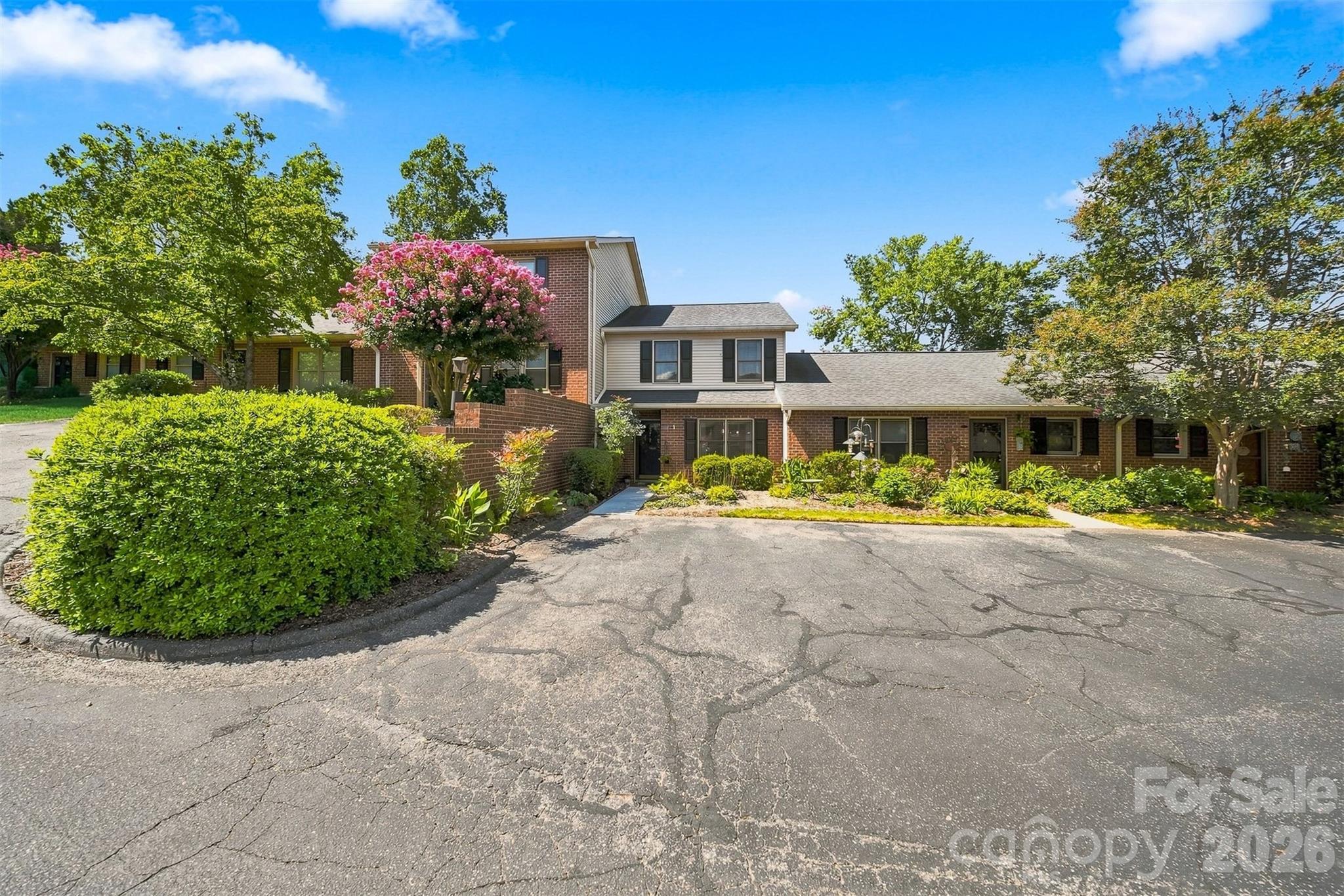 921 21st Avenue NE — Hickory
