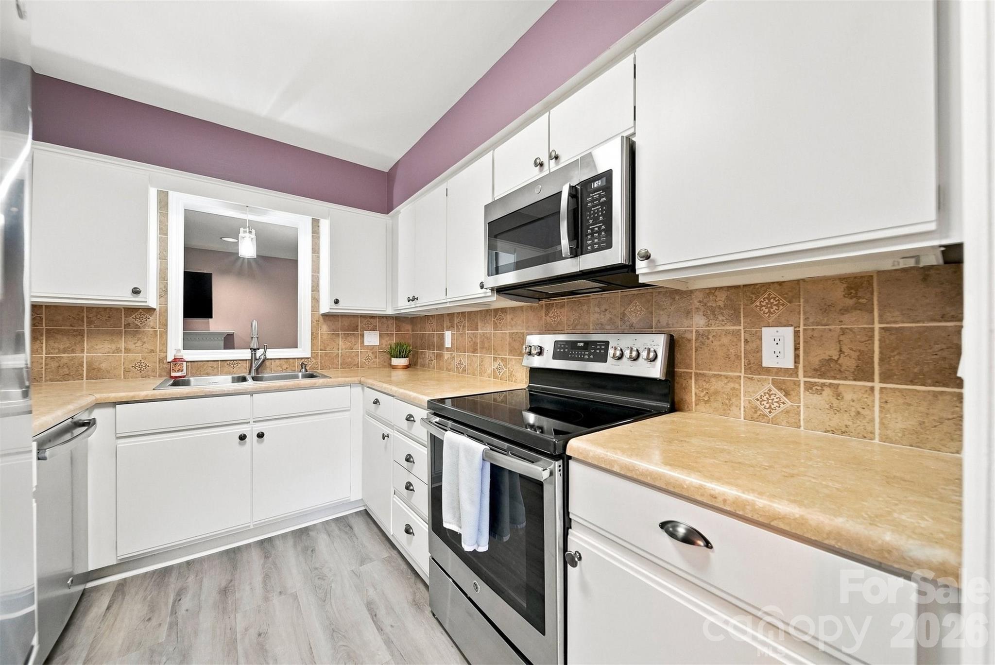 921 21st Avenue NE — Hickory