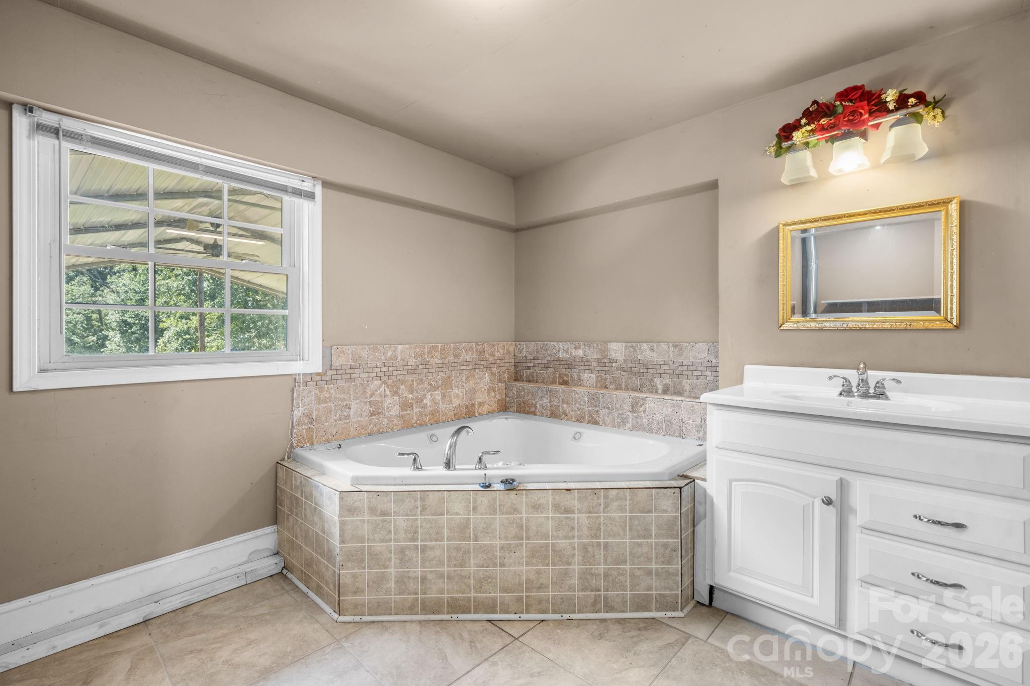 2823 39th Avenue NE — Hickory