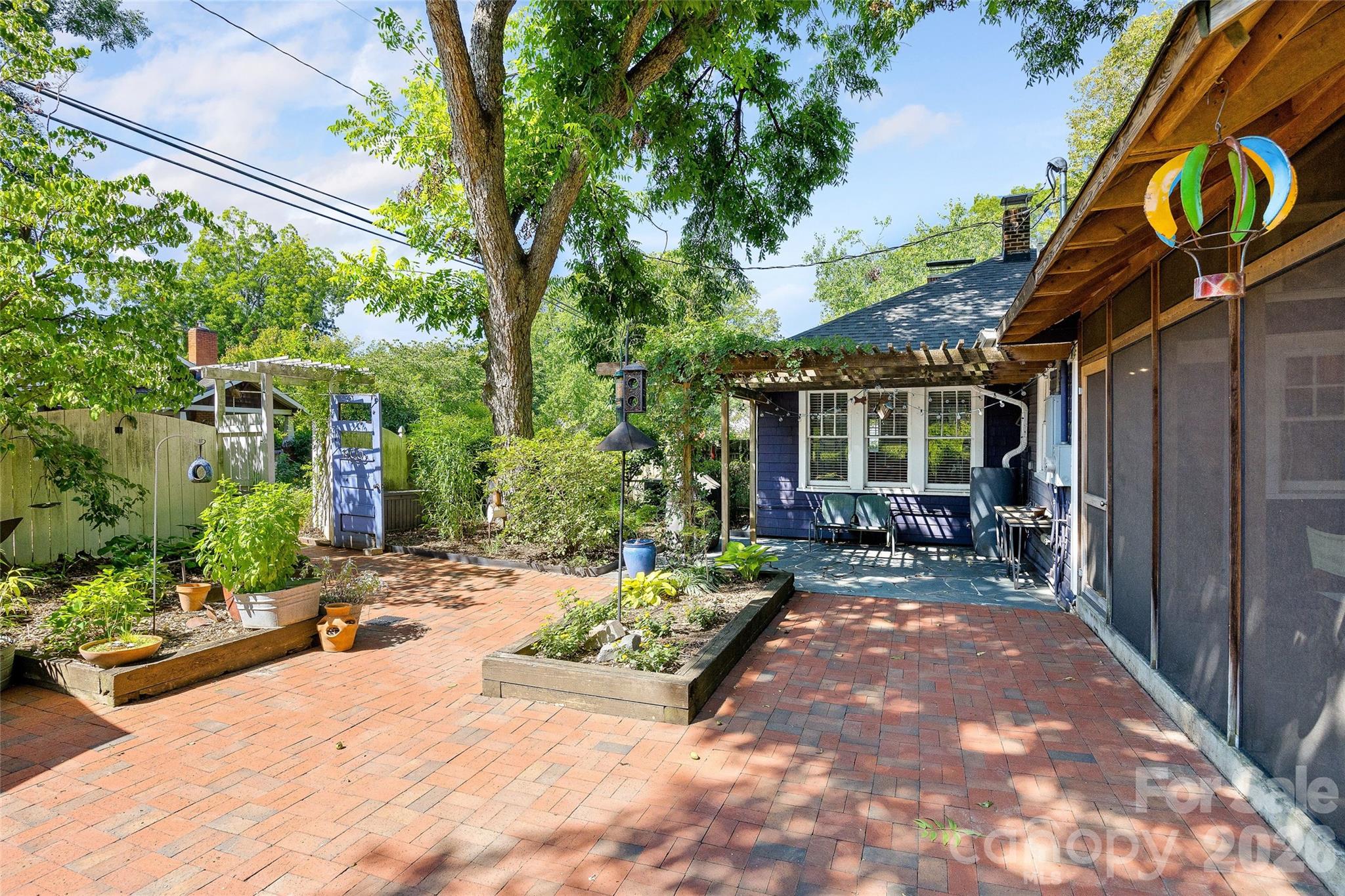 1900 Thomas Avenue — Charlotte