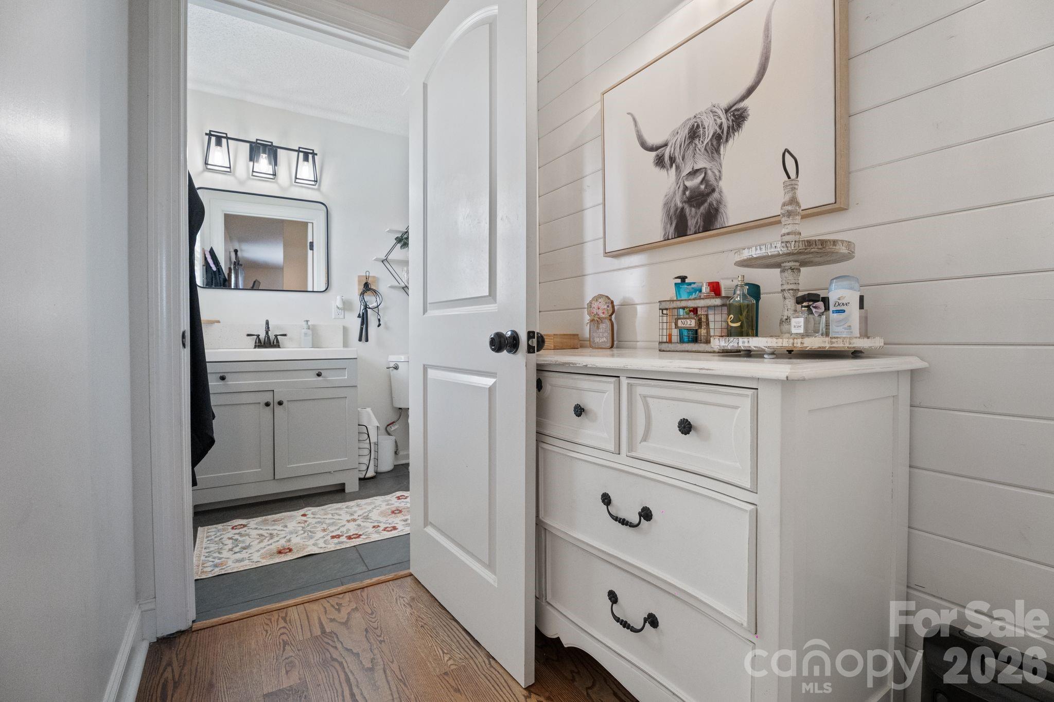 5000 Forest Ridge Drive — Hickory
